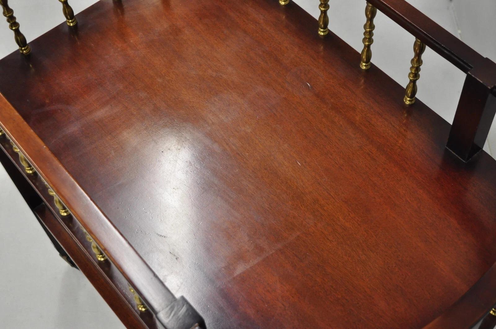 Vintage French Regency Mahogany 2 Tier Brass Gallery Rolling Bar Cart Server en venta 2