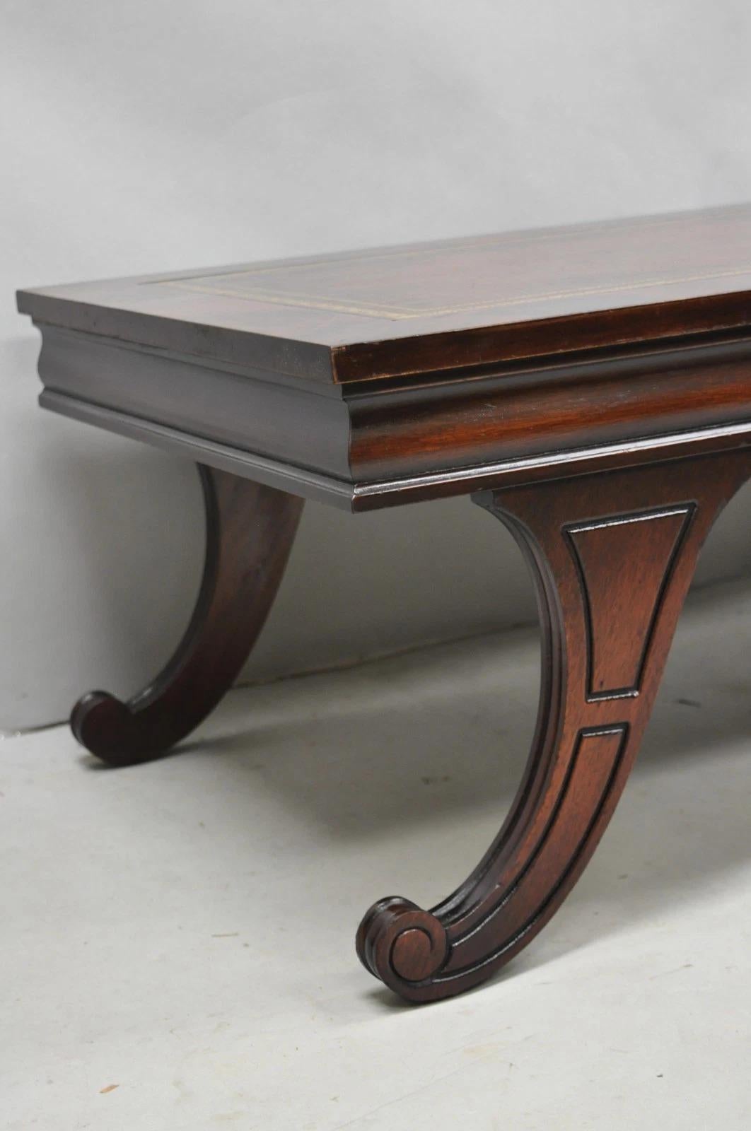 Pelle Tavolino da caffè con gambe a sciabola in mogano d'epoca della Reggenza francese attr Weiman in vendita