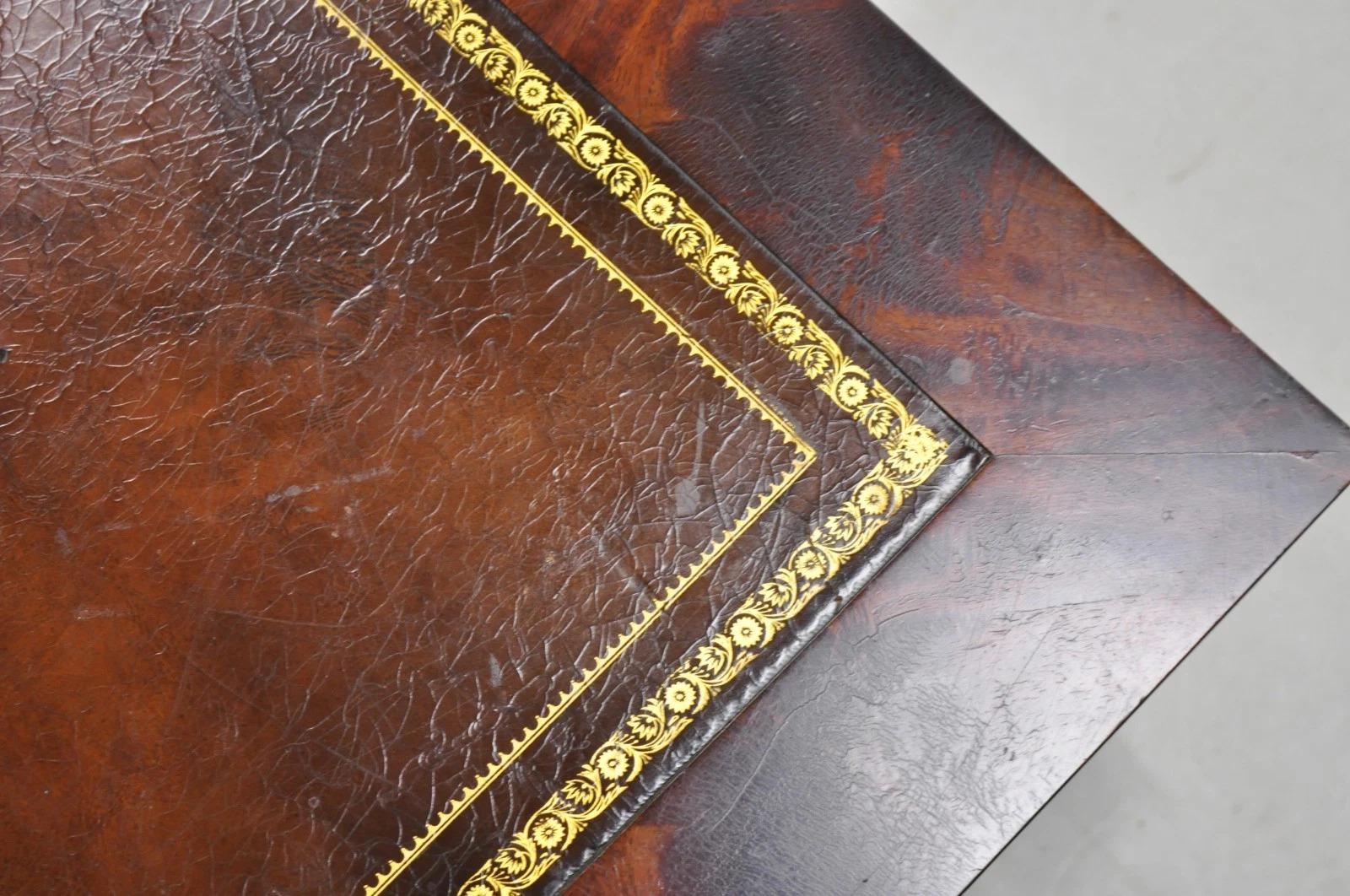 Tavolino da caffè con gambe a sciabola in mogano d'epoca della Reggenza francese attr Weiman in vendita 1