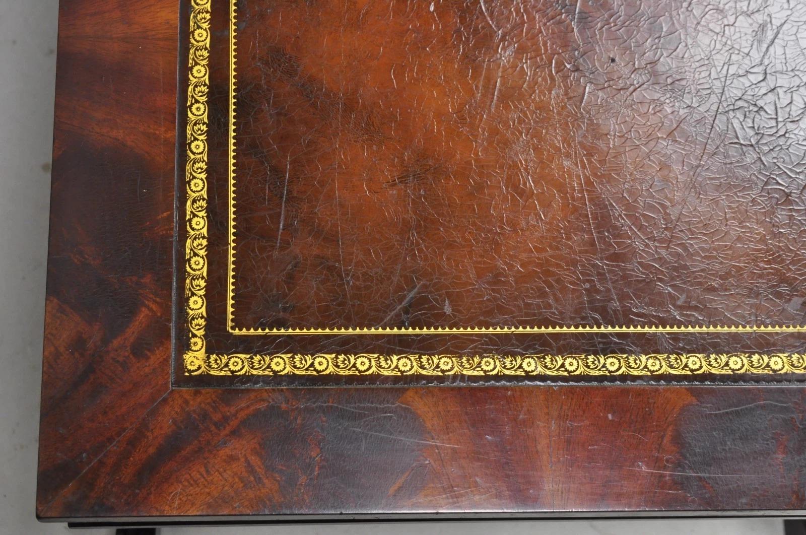 Tavolino da caffè con gambe a sciabola in mogano d'epoca della Reggenza francese attr Weiman in vendita 3