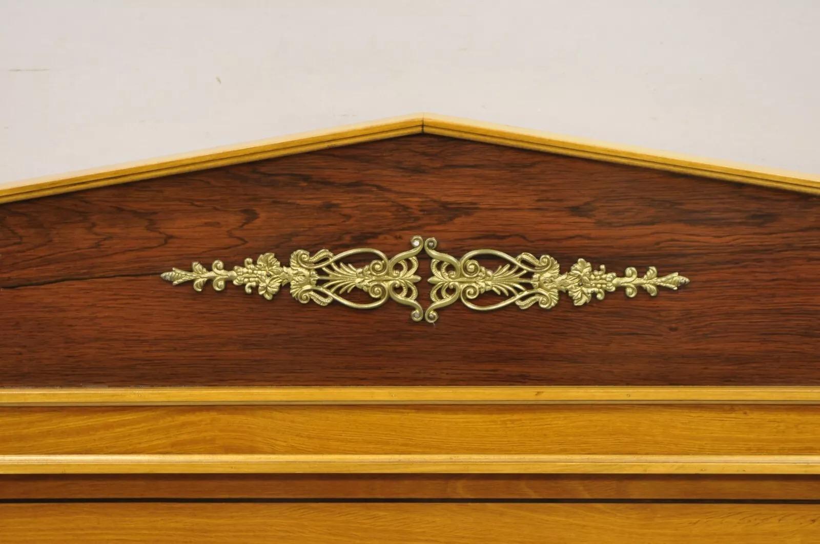 Vintage Régence Française Néoclassique Bois de Rose et Satin Bois Tête de Lit King Size avec Ormolu en laiton et Finitions Gland en laiton attribué à Kittinger. Circa Mid 20th Century. Dimensions : 45