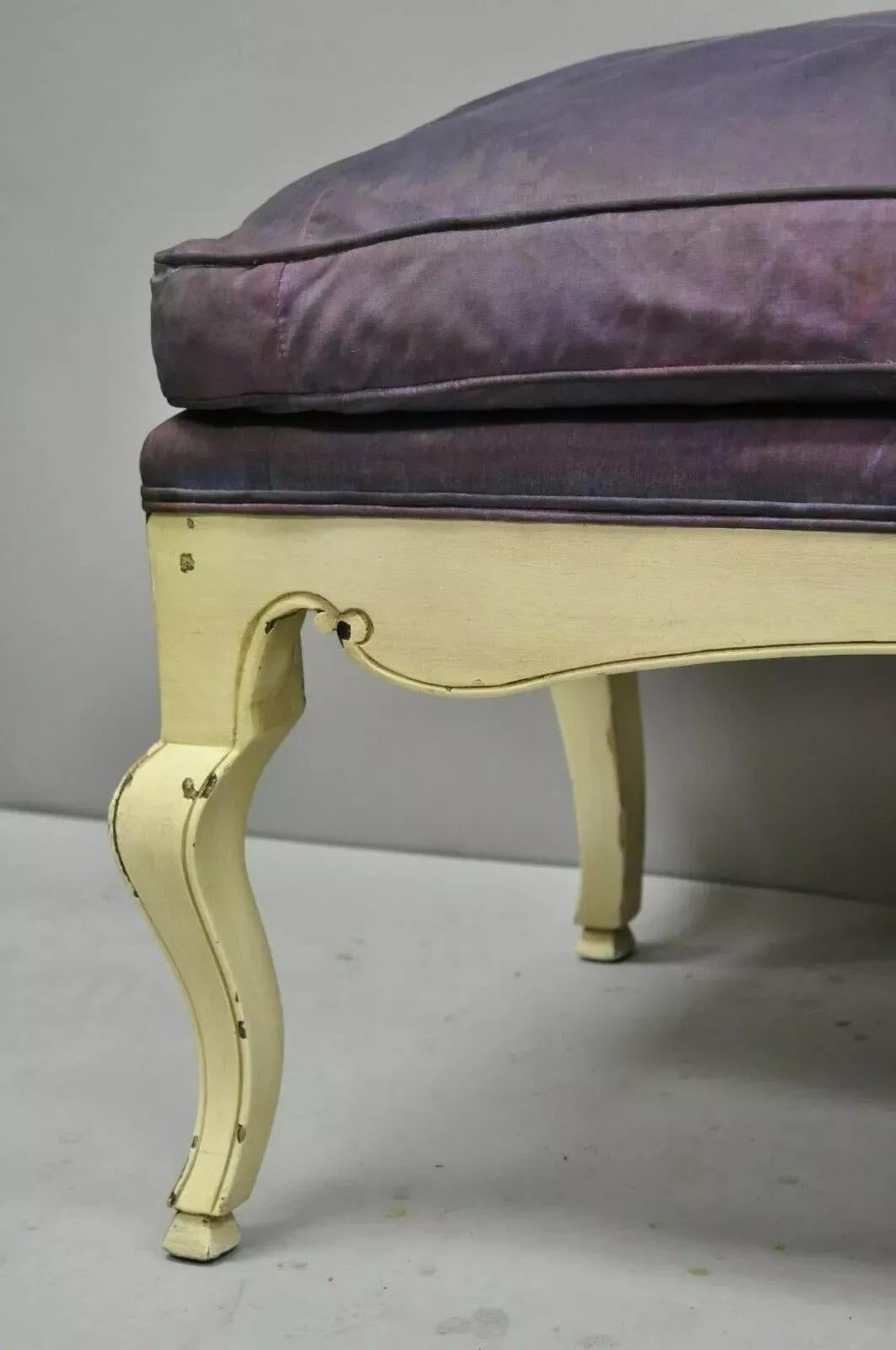 Banco de ventana tapizado Vintage French Regency Neoclassical Style Hoof Foot 62 siglo XX