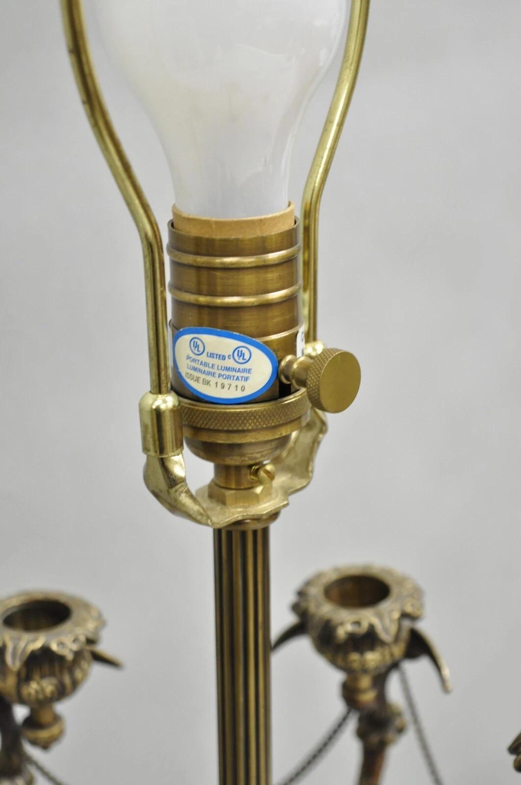 Lámparas de sobremesa vintage de cisnes de latón estilo Regencia Francesa - un par en venta 4