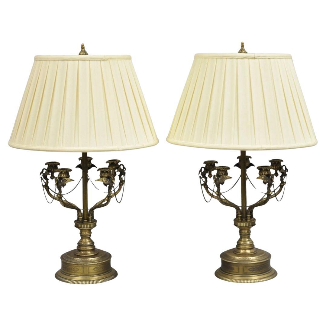 Lámparas de sobremesa vintage de cisnes de latón estilo Regencia Francesa - un par en venta