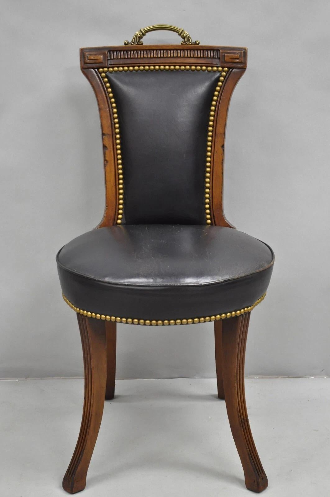 Sedia a gambe a sciabola in stile reggenza francese d'epoca in mogano intagliato e pelle nera invecchiata con maniglia in ottone. Circa metà del XX secolo. Misure: 36
