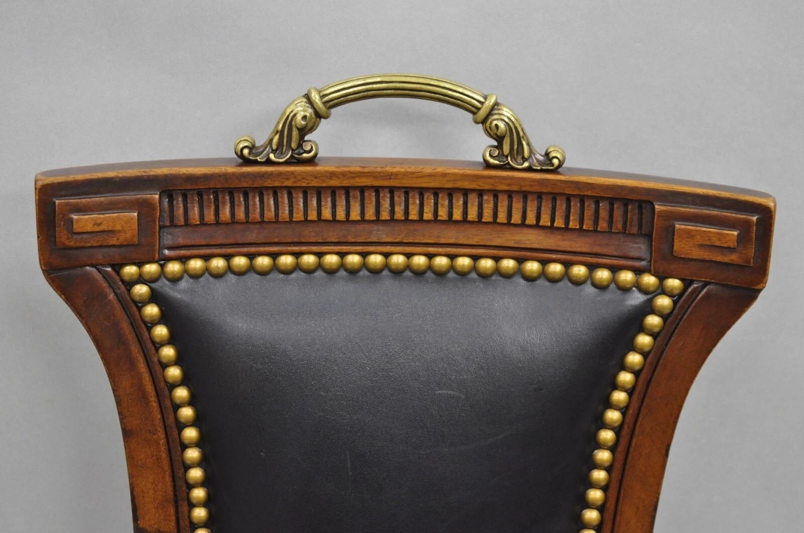 Sedia con gambe a sciabola in mogano nero intagliato in stile Regency francese d'epoca In condizioni buone in vendita a Philadelphia, PA