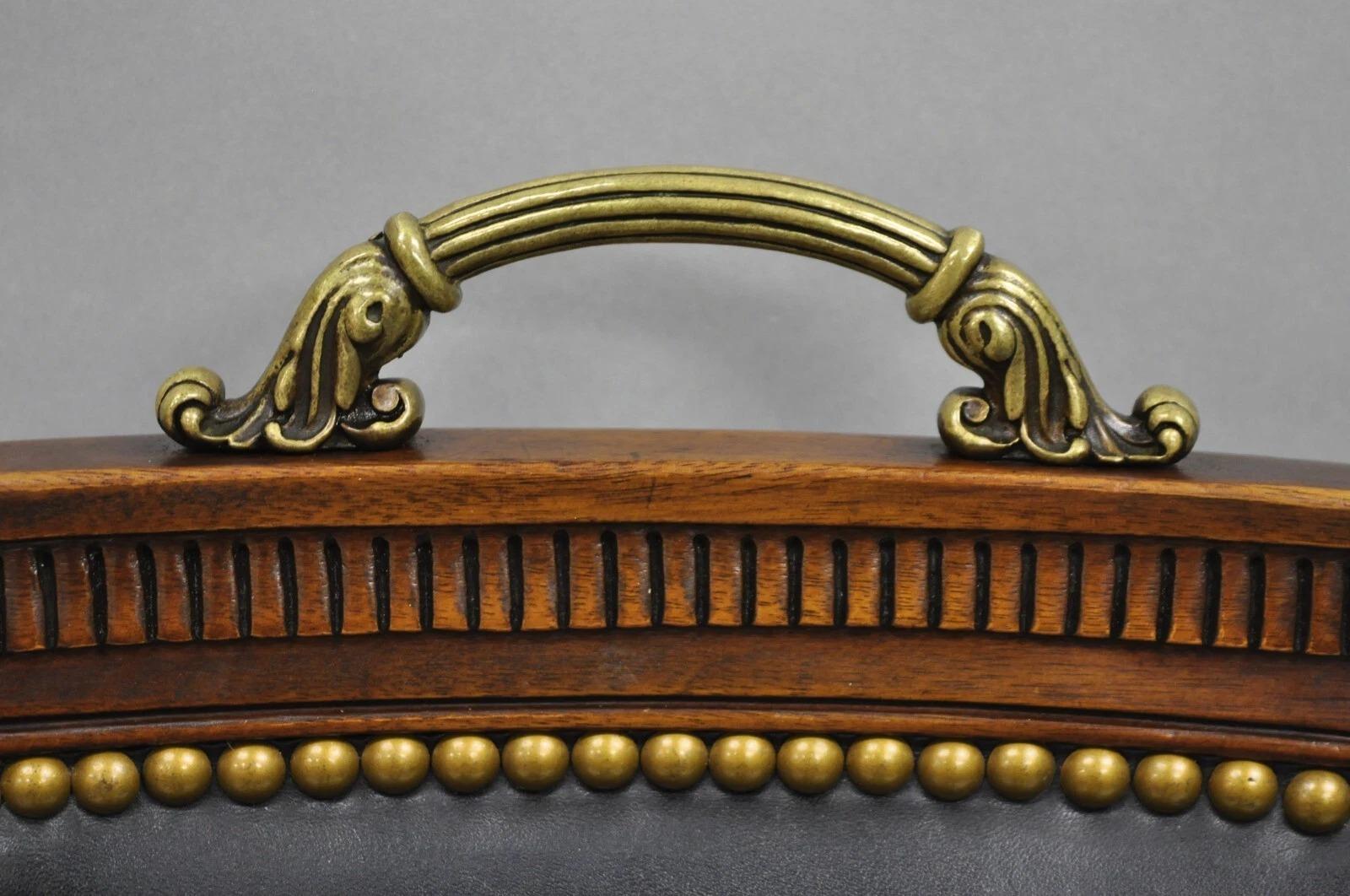 XX secolo Sedia con gambe a sciabola in mogano nero intagliato in stile Regency francese d'epoca in vendita