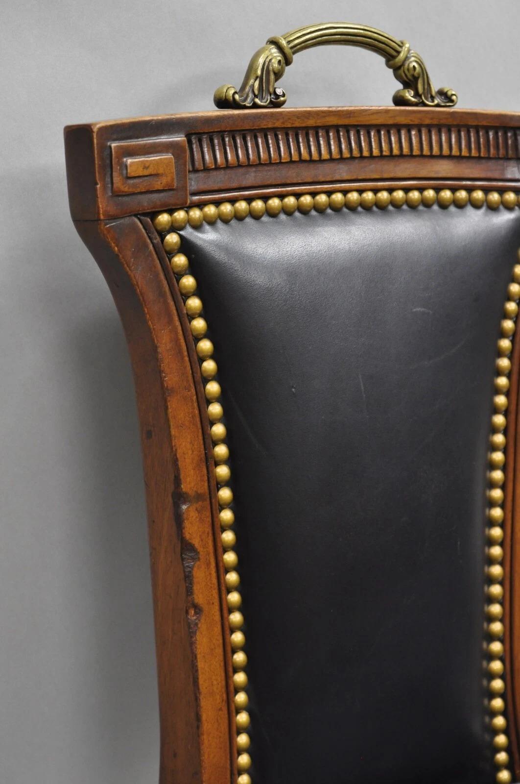 Mogano Sedia con gambe a sciabola in mogano nero intagliato in stile Regency francese d'epoca in vendita