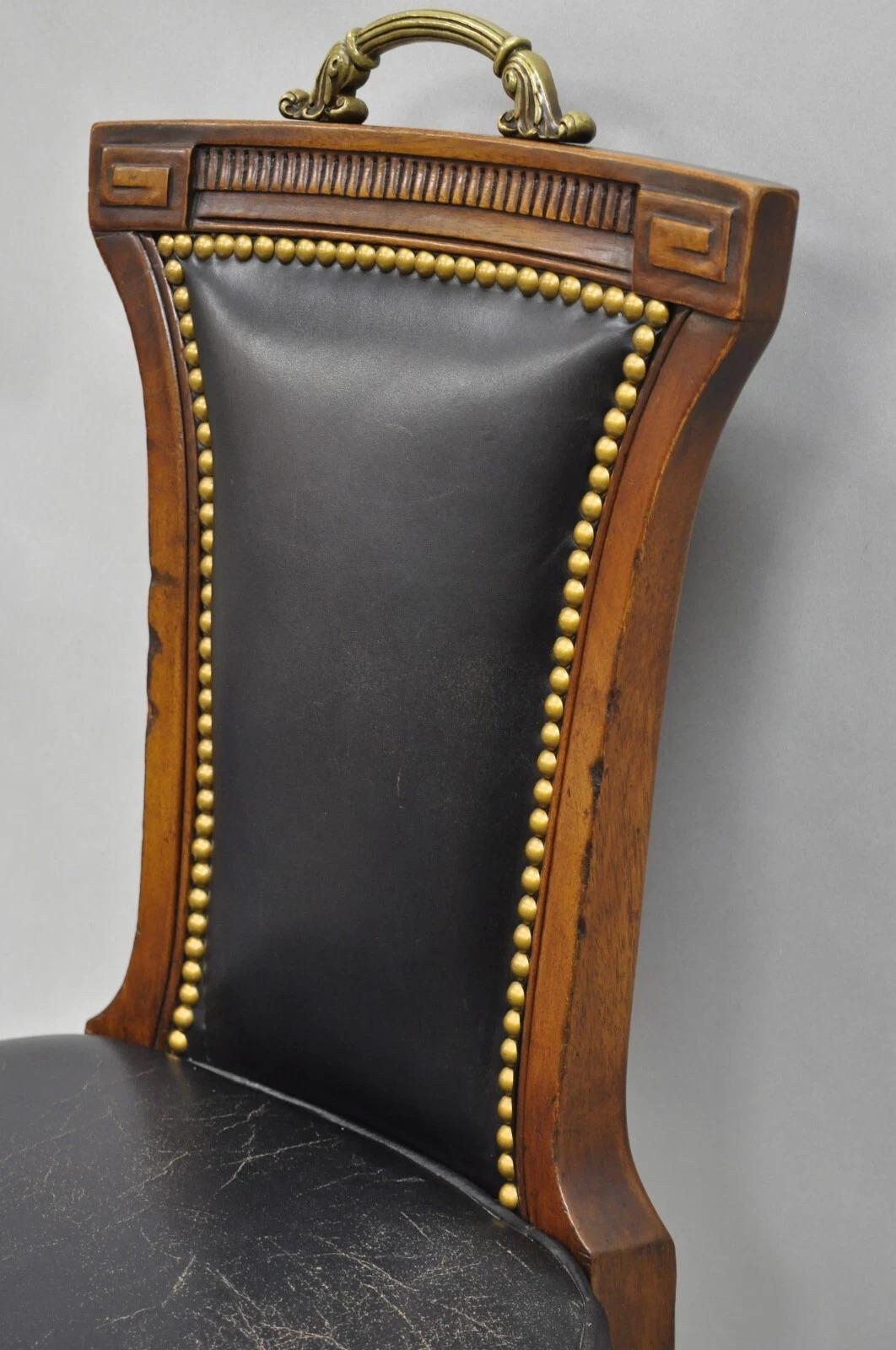 Sedia con gambe a sciabola in mogano nero intagliato in stile Regency francese d'epoca in vendita 1