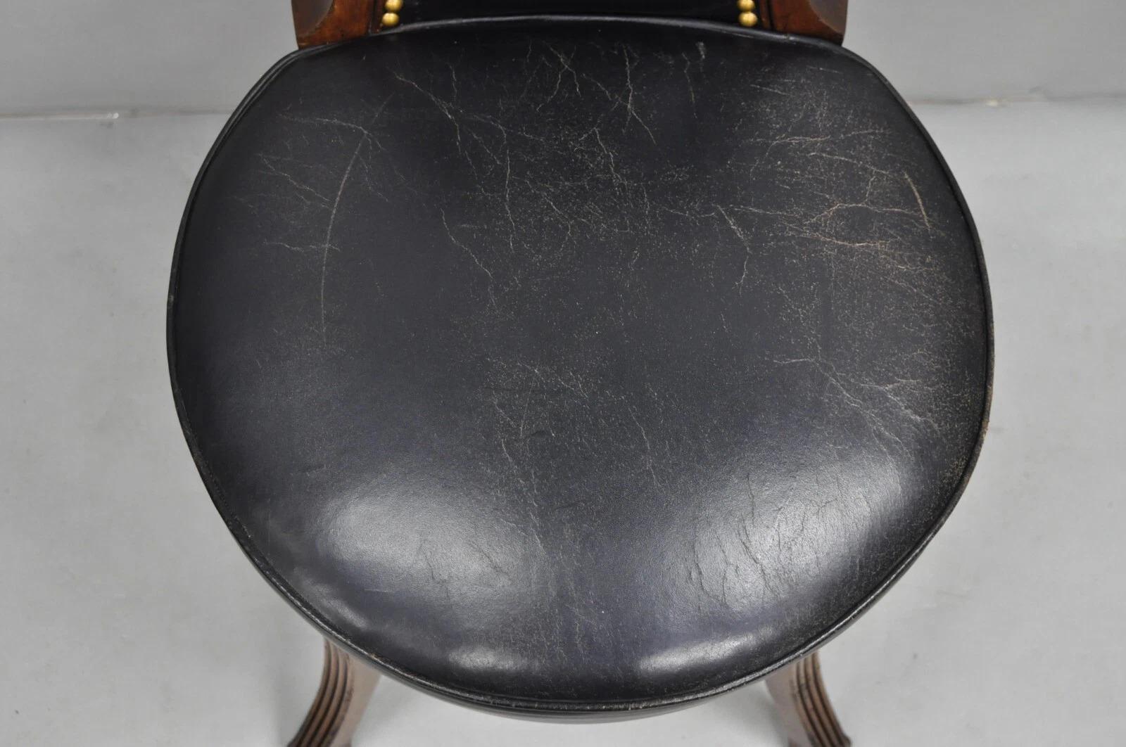 Sedia con gambe a sciabola in mogano nero intagliato in stile Regency francese d'epoca in vendita 2