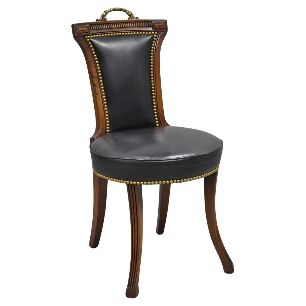 Sedia con gambe a sciabola in mogano nero intagliato in stile Regency francese d'epoca