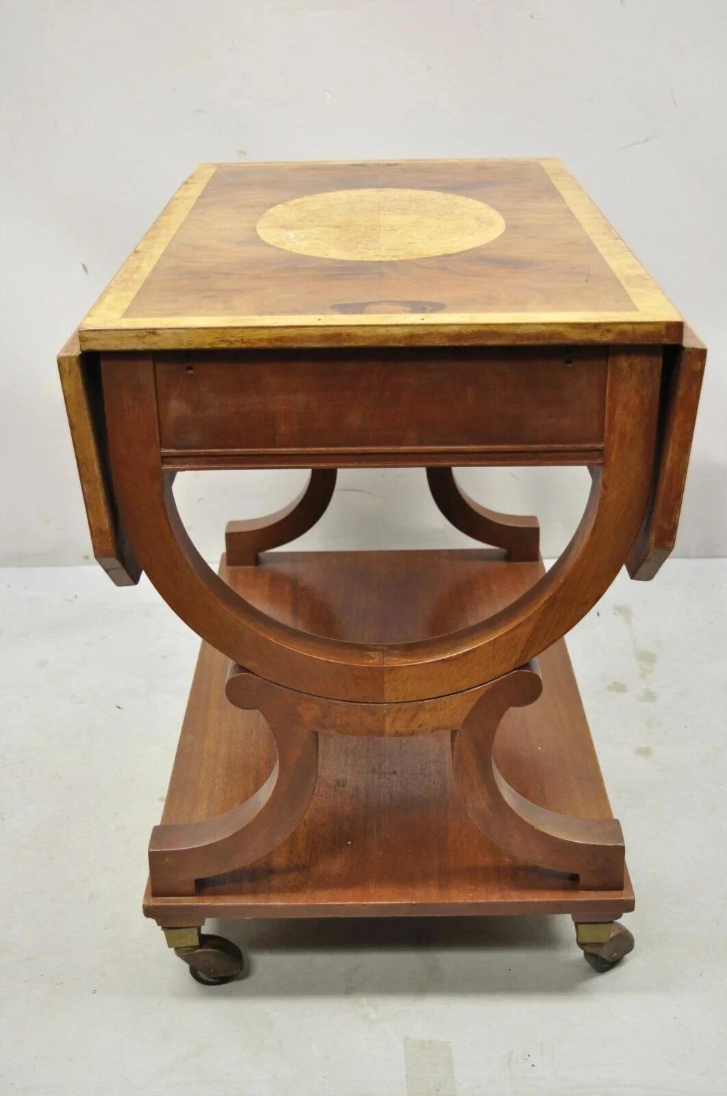 Bitte teilen Sie uns Ihre Postleitzahl mit, um ein günstigeres Angebot für den Versand innerhalb der USA anzufordern.

Vintage French Regency Style Dropleaf Mahagoni Bar Cart Serviertisch auf Rädern. Der Artikel verfügt über Rollen, Klappseiten (auf