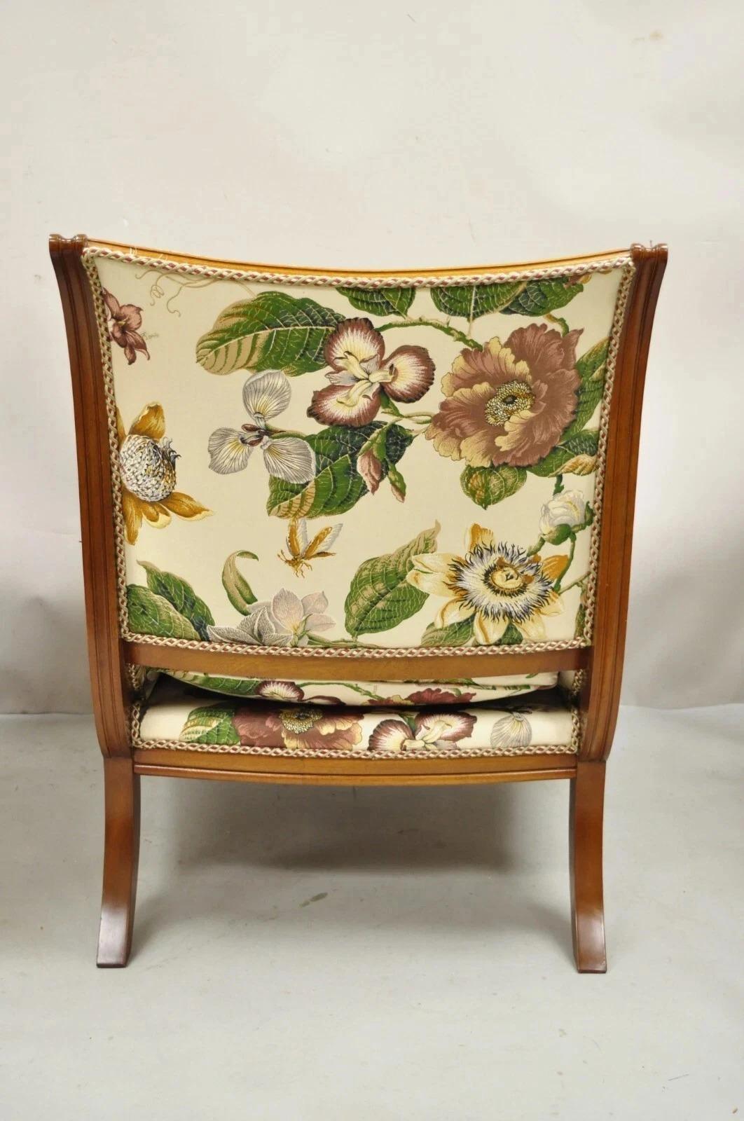 Sedie da salotto bergere in mogano con stampa floreale in stile Reggenza francese d'epoca - Coppia in vendita 5