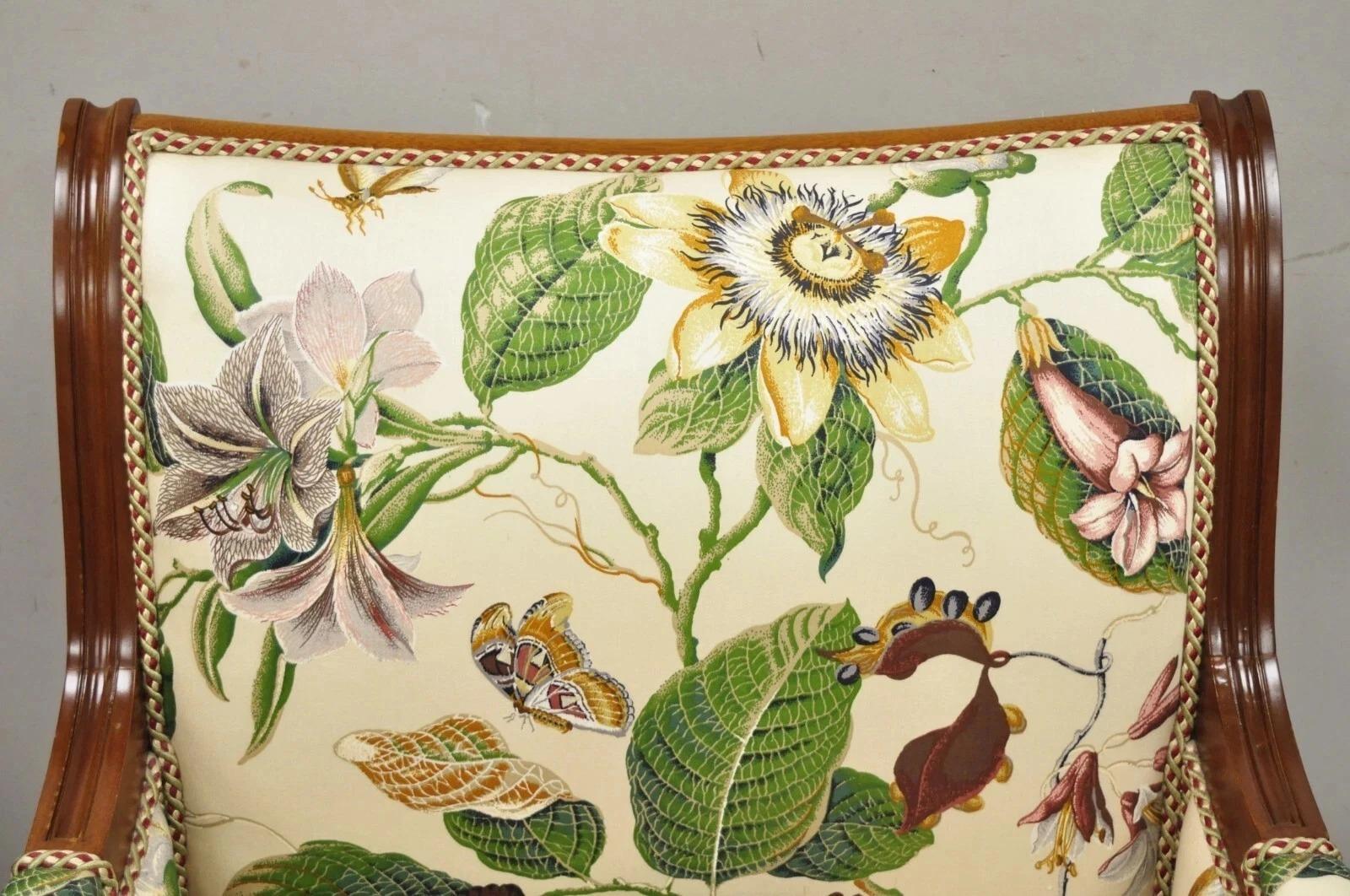 Regency Sedie da salotto bergere in mogano con stampa floreale in stile Reggenza francese d'epoca - Coppia in vendita