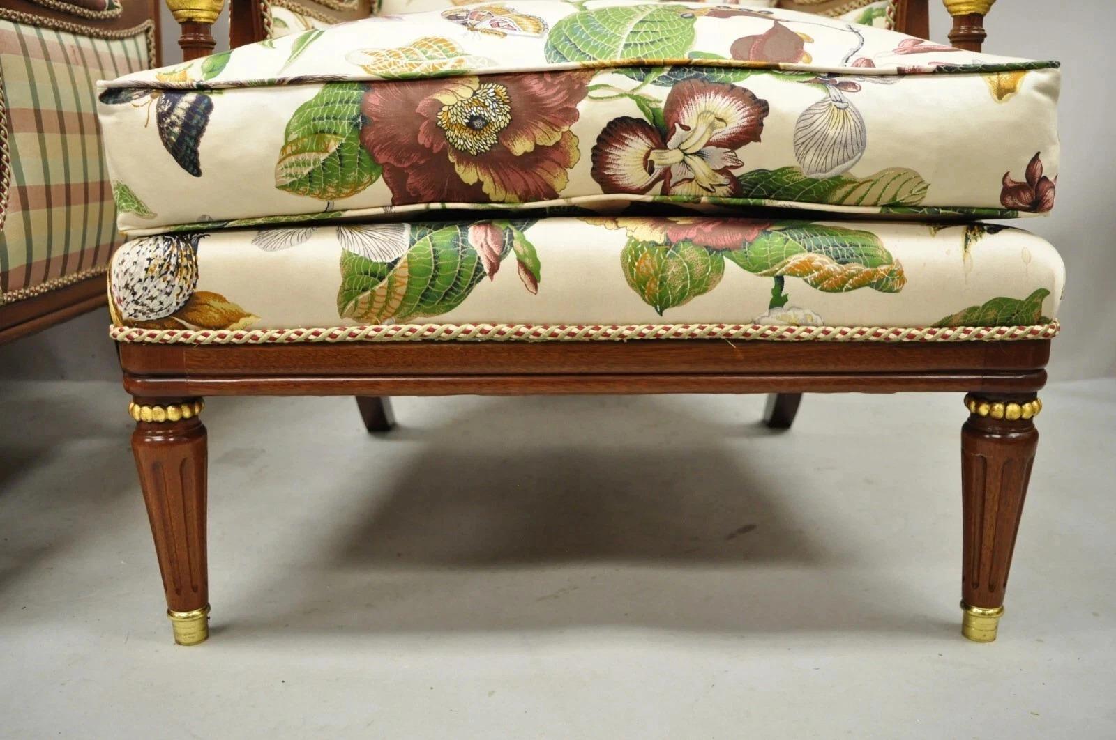 Sedie da salotto bergere in mogano con stampa floreale in stile Reggenza francese d'epoca - Coppia In condizioni buone in vendita a Philadelphia, PA