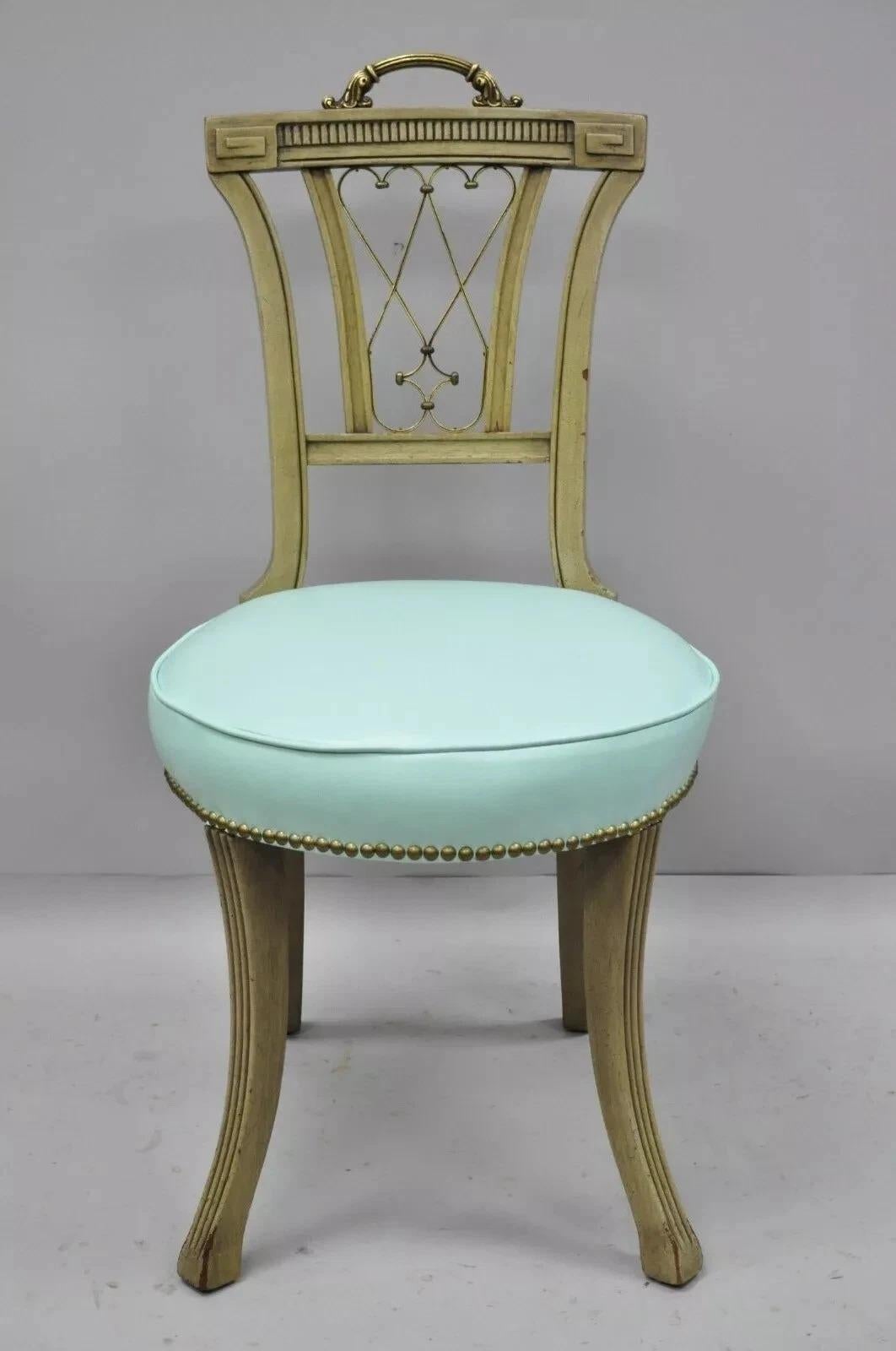 Sedie d'angolo in mogano in stile Reggenza francese vintage con maniglie in ottone - una coppia. L'articolo presenta maniglie in ottone ornate, schienali a 