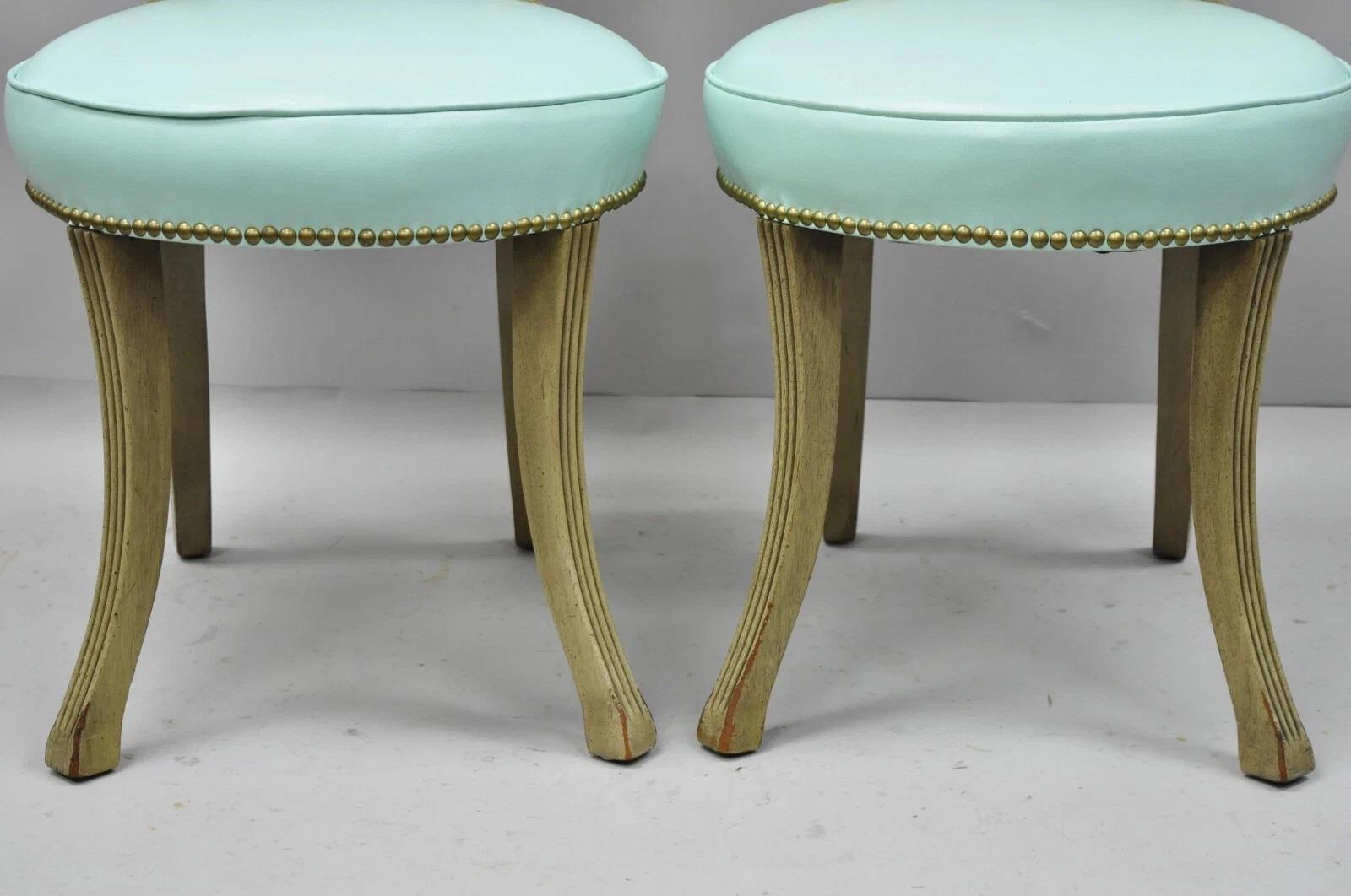 Sedie laterali in mogano in stile Reggenza francese vintage con maniglie in ottone - una coppia In condizioni buone in vendita a Philadelphia, PA