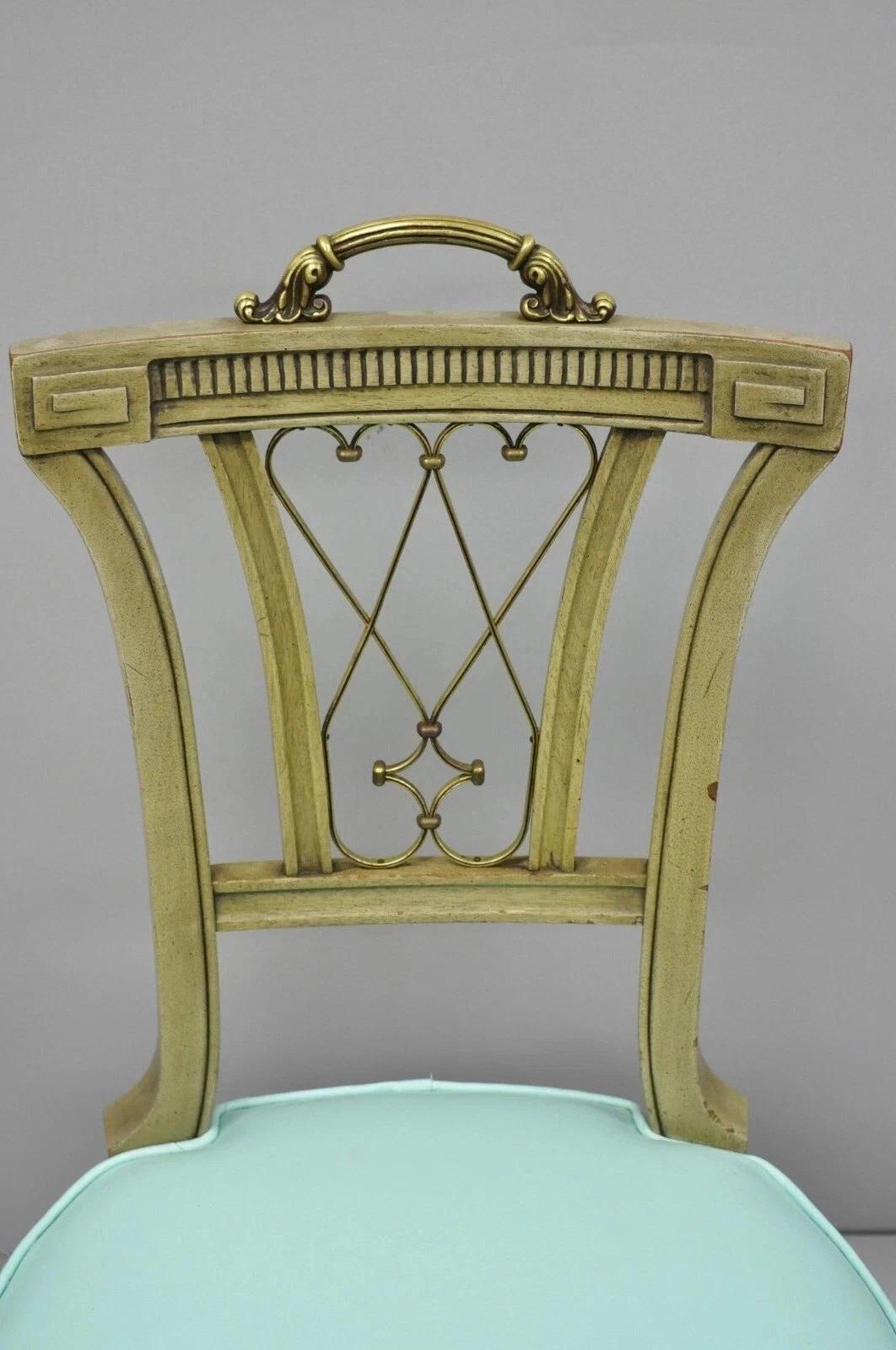 XX secolo Sedie laterali in mogano in stile Reggenza francese vintage con maniglie in ottone - una coppia in vendita