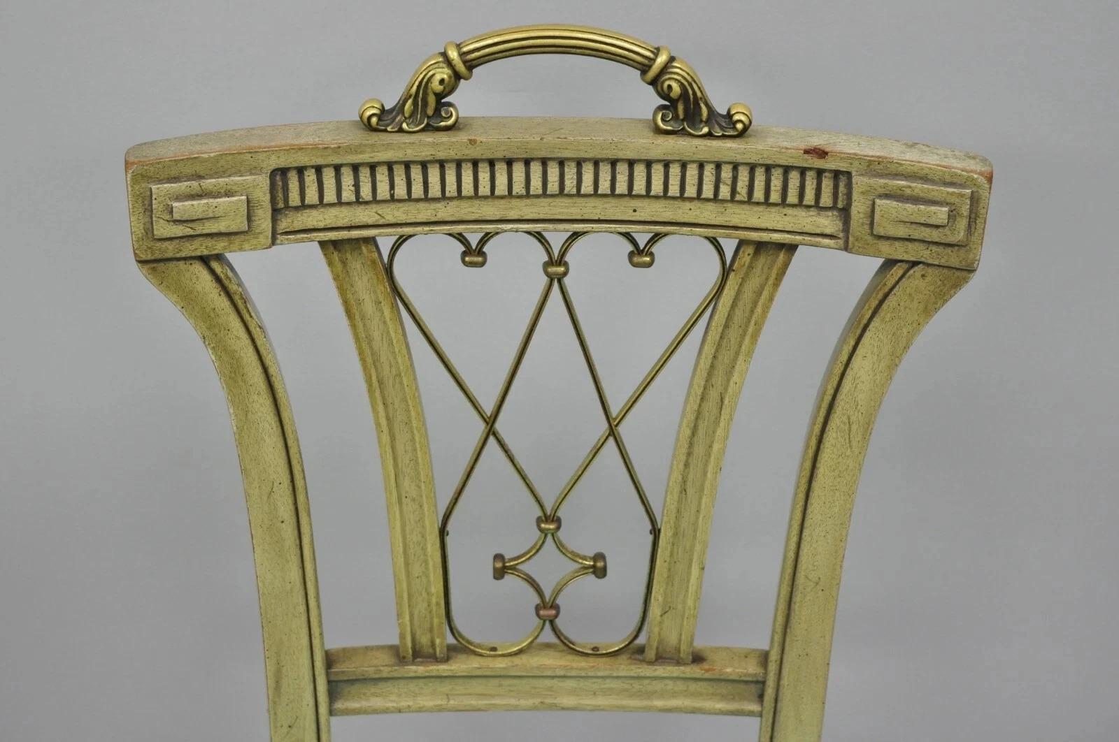 Mogano Sedie laterali in mogano in stile Reggenza francese vintage con maniglie in ottone - una coppia in vendita