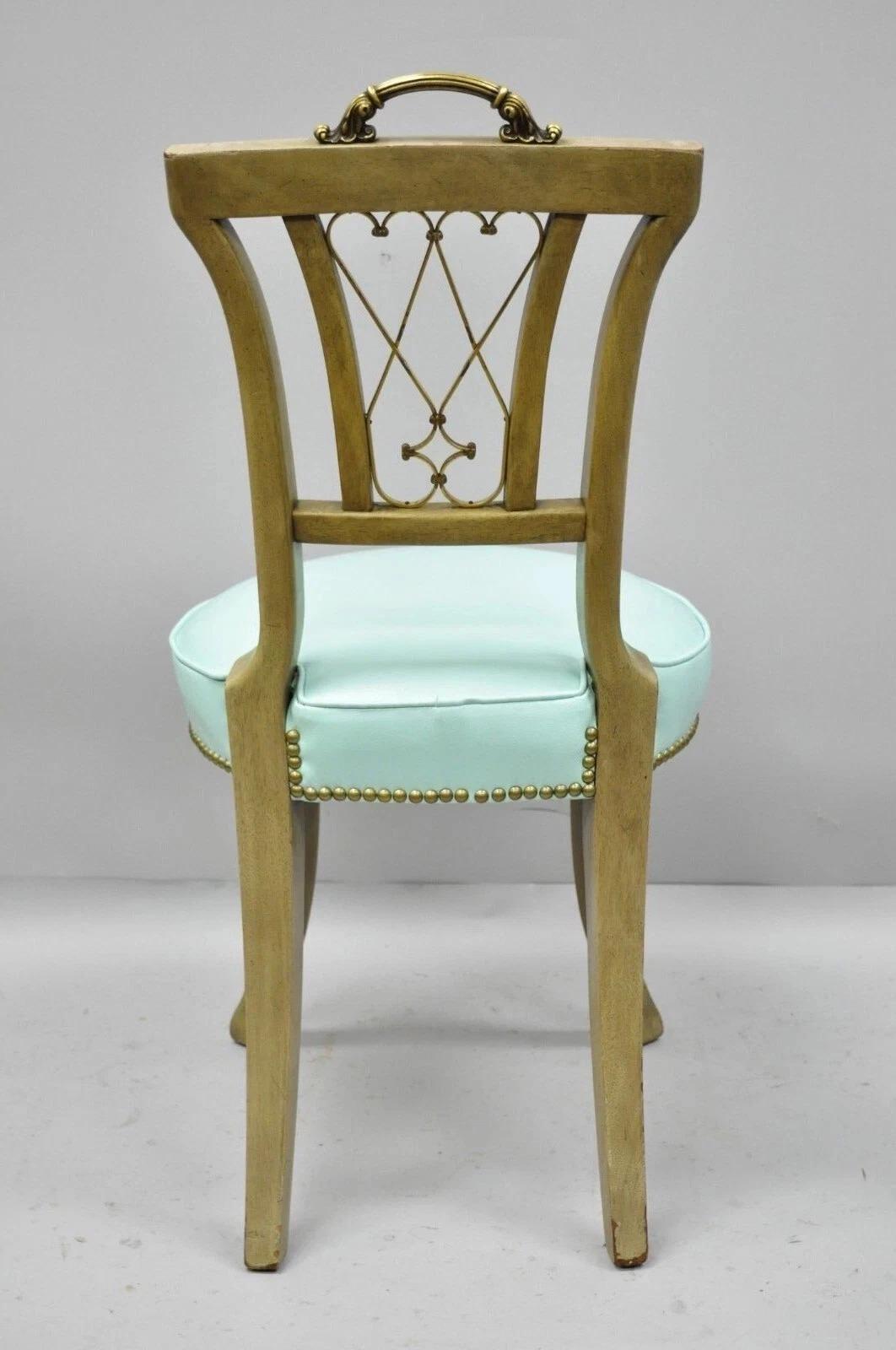 Sedie laterali in mogano in stile Reggenza francese vintage con maniglie in ottone - una coppia in vendita 2