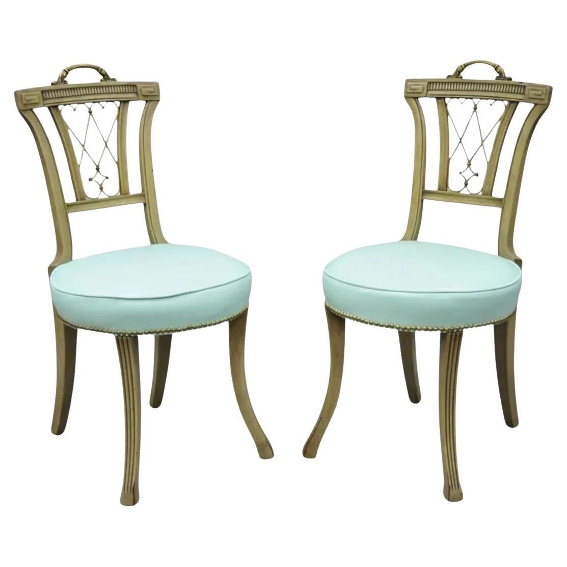 Sedie laterali in mogano in stile Reggenza francese vintage con maniglie in ottone - una coppia in vendita