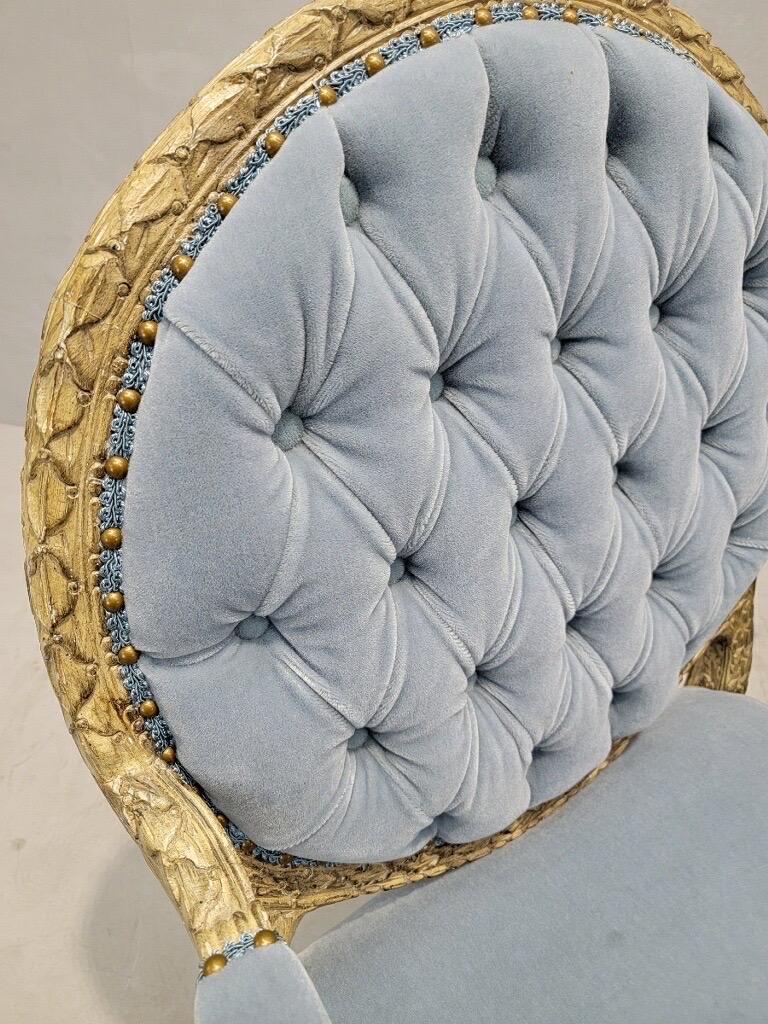 Fauteuils de style Régence français vintage à dossier médaillon touffeté et sculpté, d'après Henredon, nouvellement tapissés de mohair italien bleu poudré.

Magnifique paire de fauteuils Regency français vintage, d'après le style Henredon. Admirez