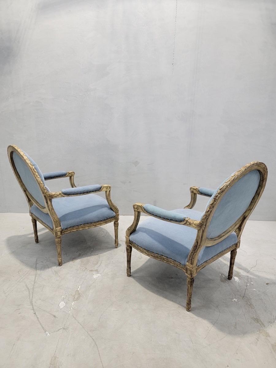 Français Fauteuils à dossier médaillon de style Régence française d'après Henredon en vente