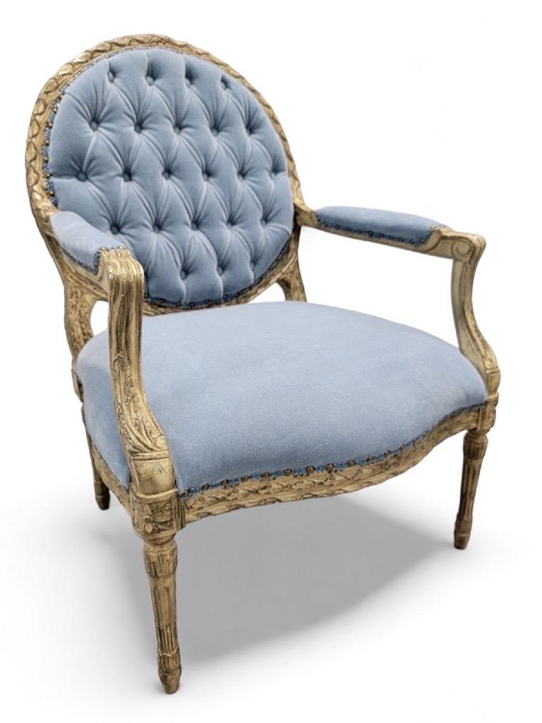 Sculpté Fauteuils à dossier médaillon de style Régence française d'après Henredon en vente