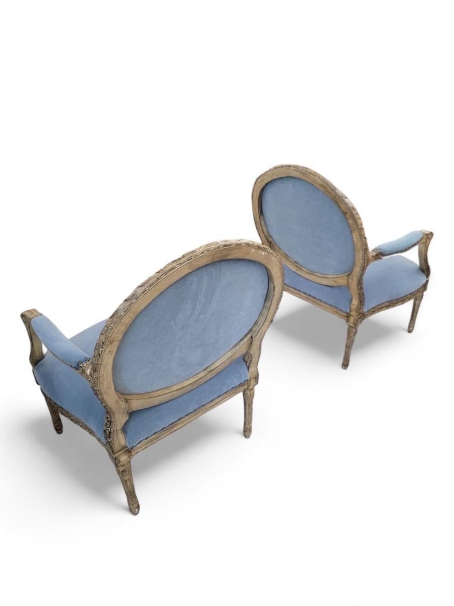 20ième siècle Fauteuils à dossier médaillon de style Régence française d'après Henredon en vente