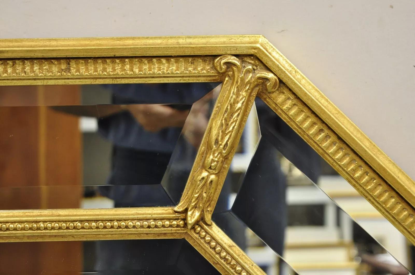 Vieux miroir mural octogonal de style Régence française en verre biseauté de couleur or Bon état - En vente à Philadelphia, PA