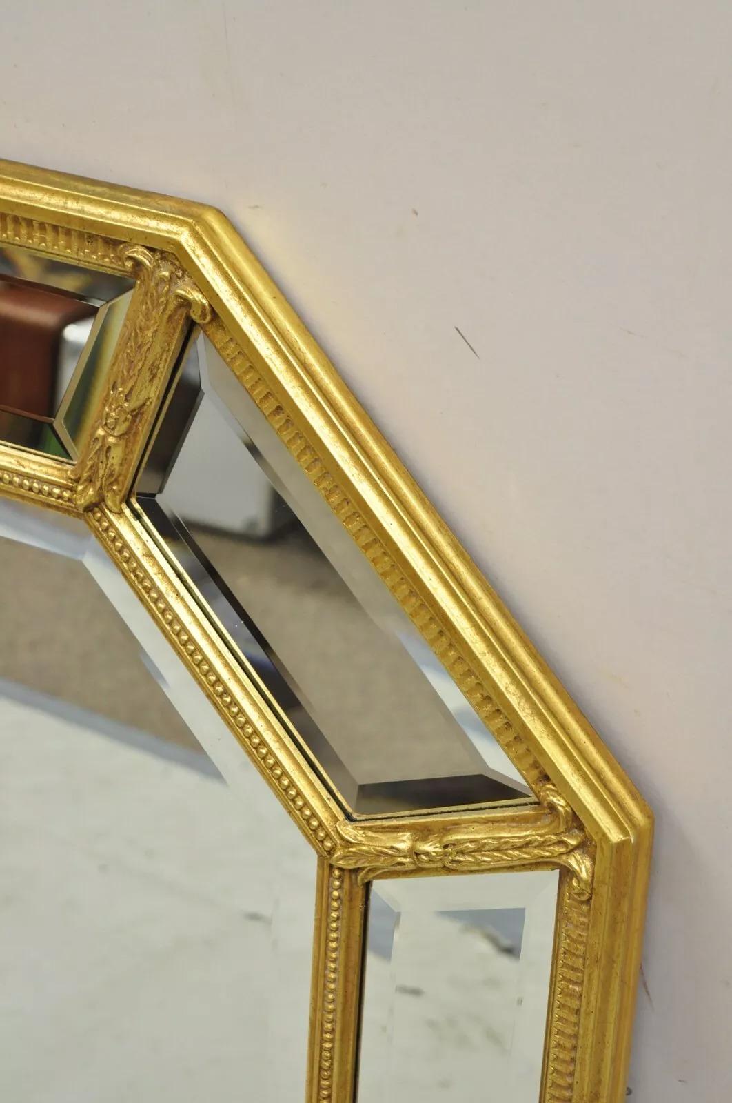 20ième siècle Vieux miroir mural octogonal de style Régence française en verre biseauté de couleur or en vente