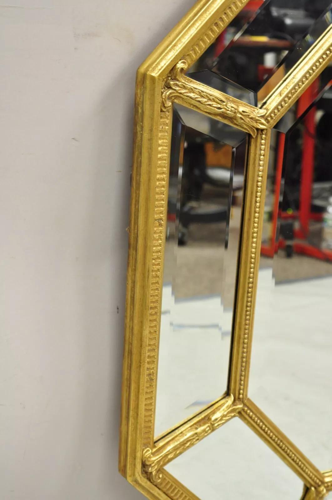 Vieux miroir mural octogonal de style Régence française en verre biseauté de couleur or en vente 1