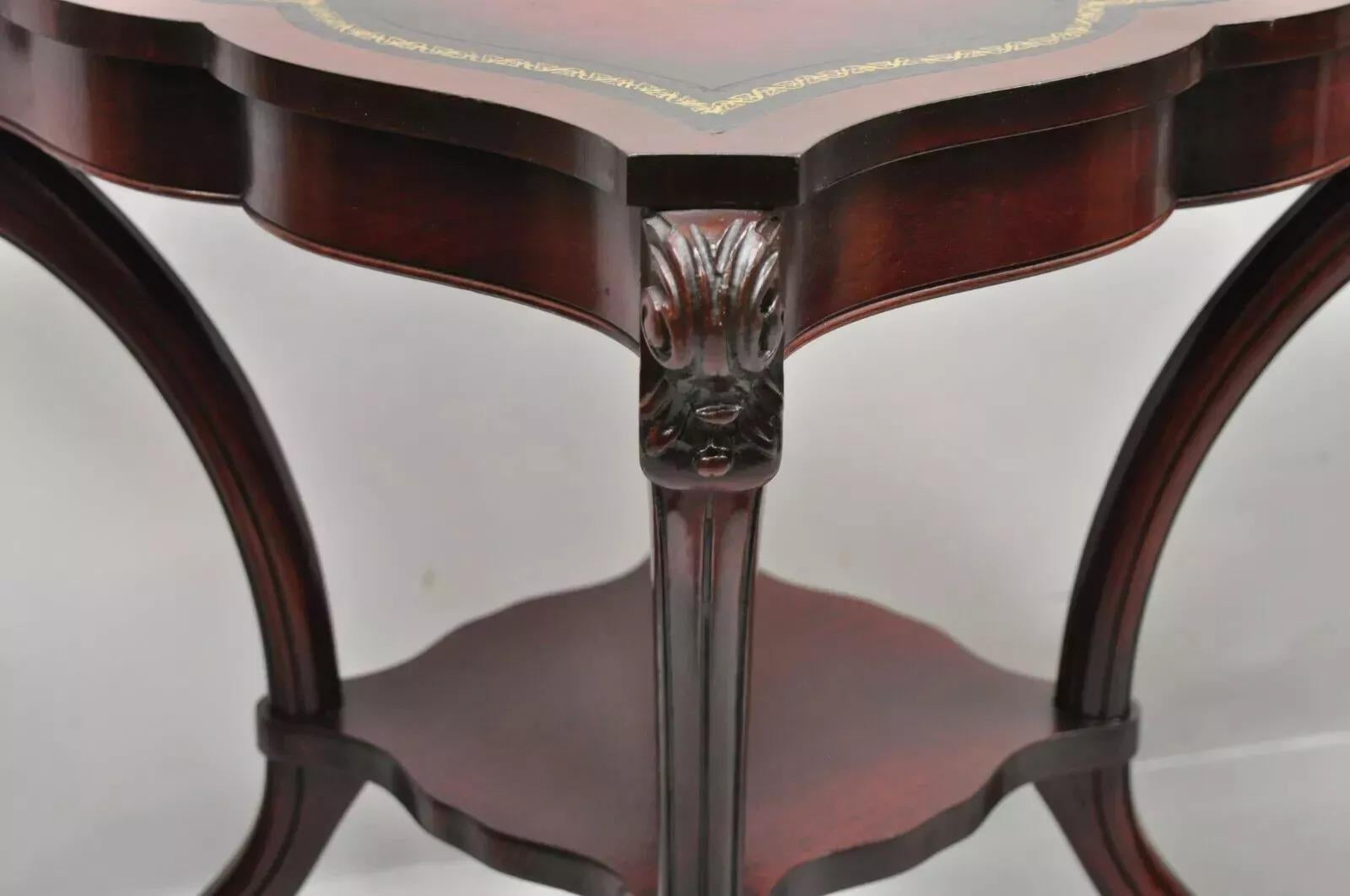 Pareja de mesas auxiliares de caoba con tapa de cuero rojo de estilo regencia francés vintage en venta 3
