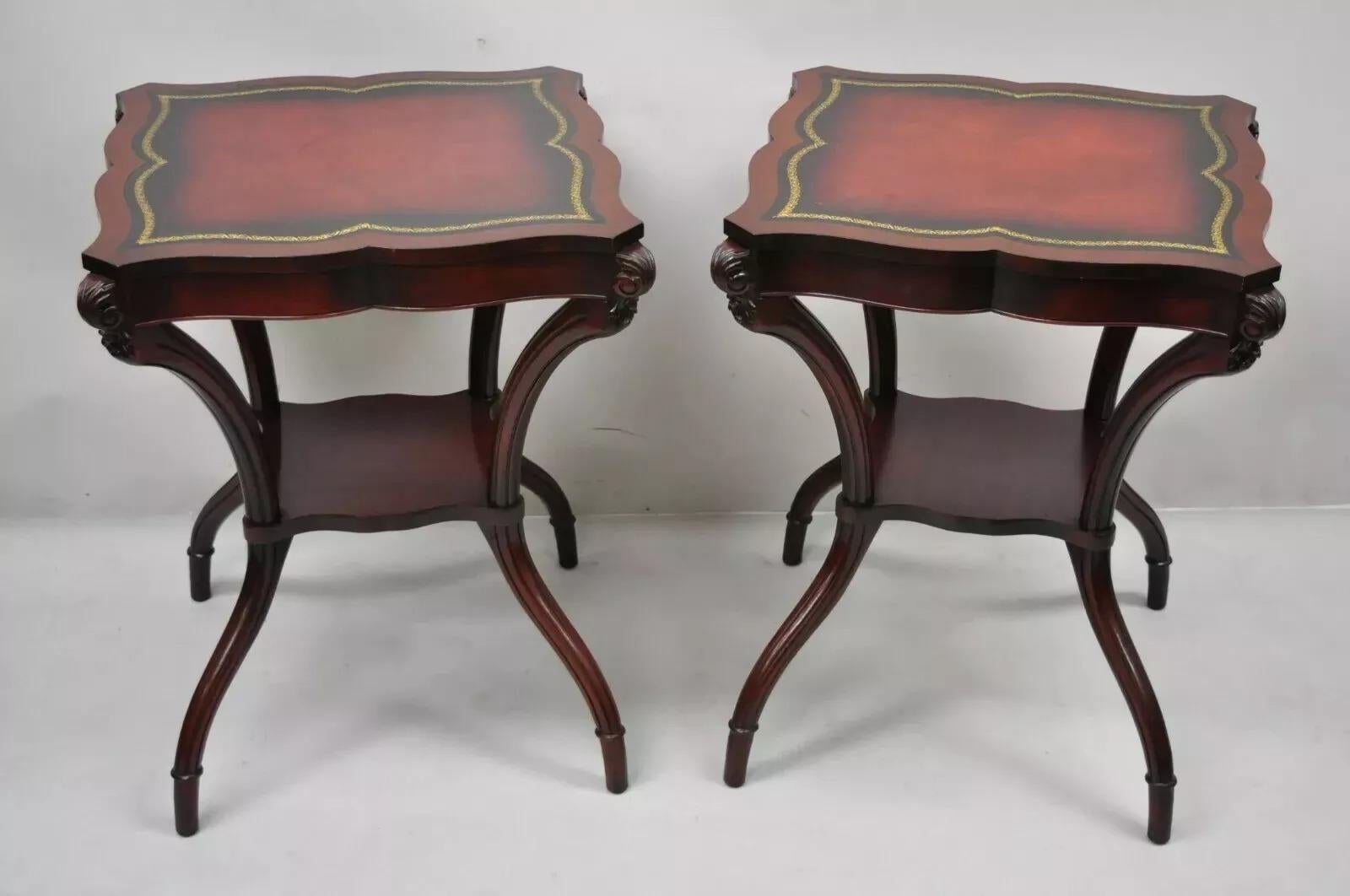Mesas auxiliares de caoba con tapa de cuero rojo estilo Regencia francesa vintage - un par. El artículo tiene la parte superior de cuero rojo labrado, estante inferior, marco de madera maciza, hermosas vetas de madera, un par vintage muy bonito.