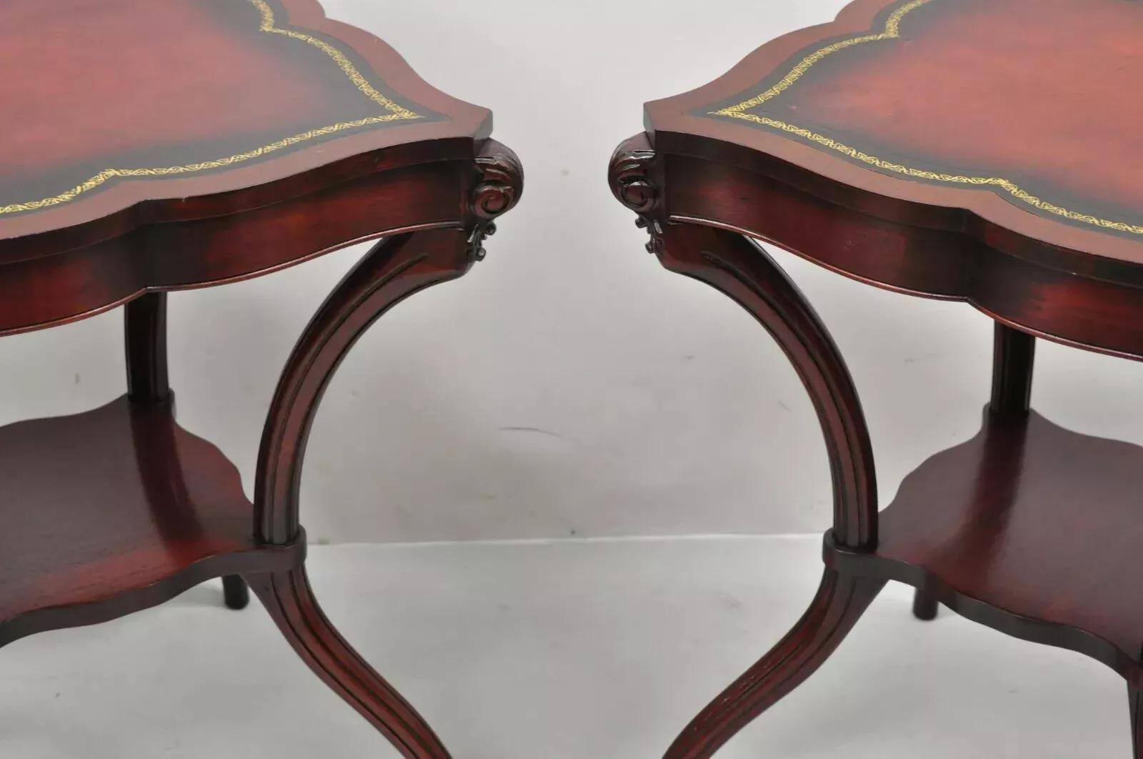 Pareja de mesas auxiliares de caoba con tapa de cuero rojo de estilo regencia francés vintage Desconocido en venta