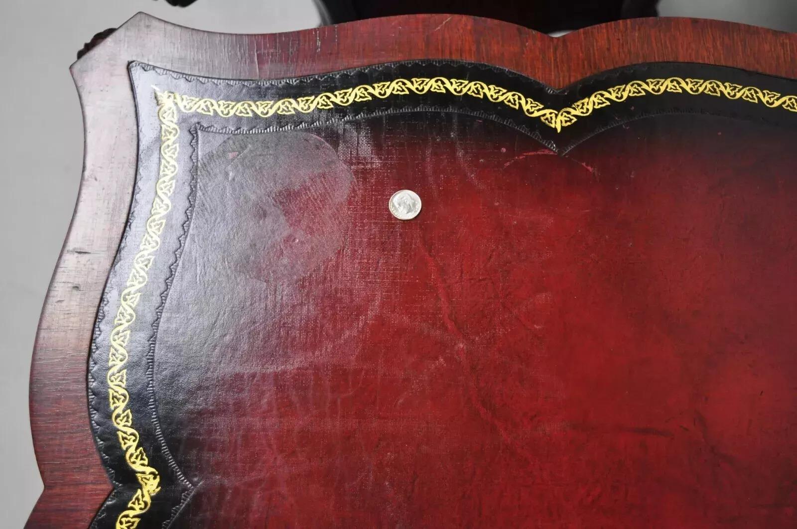 Pareja de mesas auxiliares de caoba con tapa de cuero rojo de estilo regencia francés vintage en Bueno estado para la venta en Philadelphia, PA