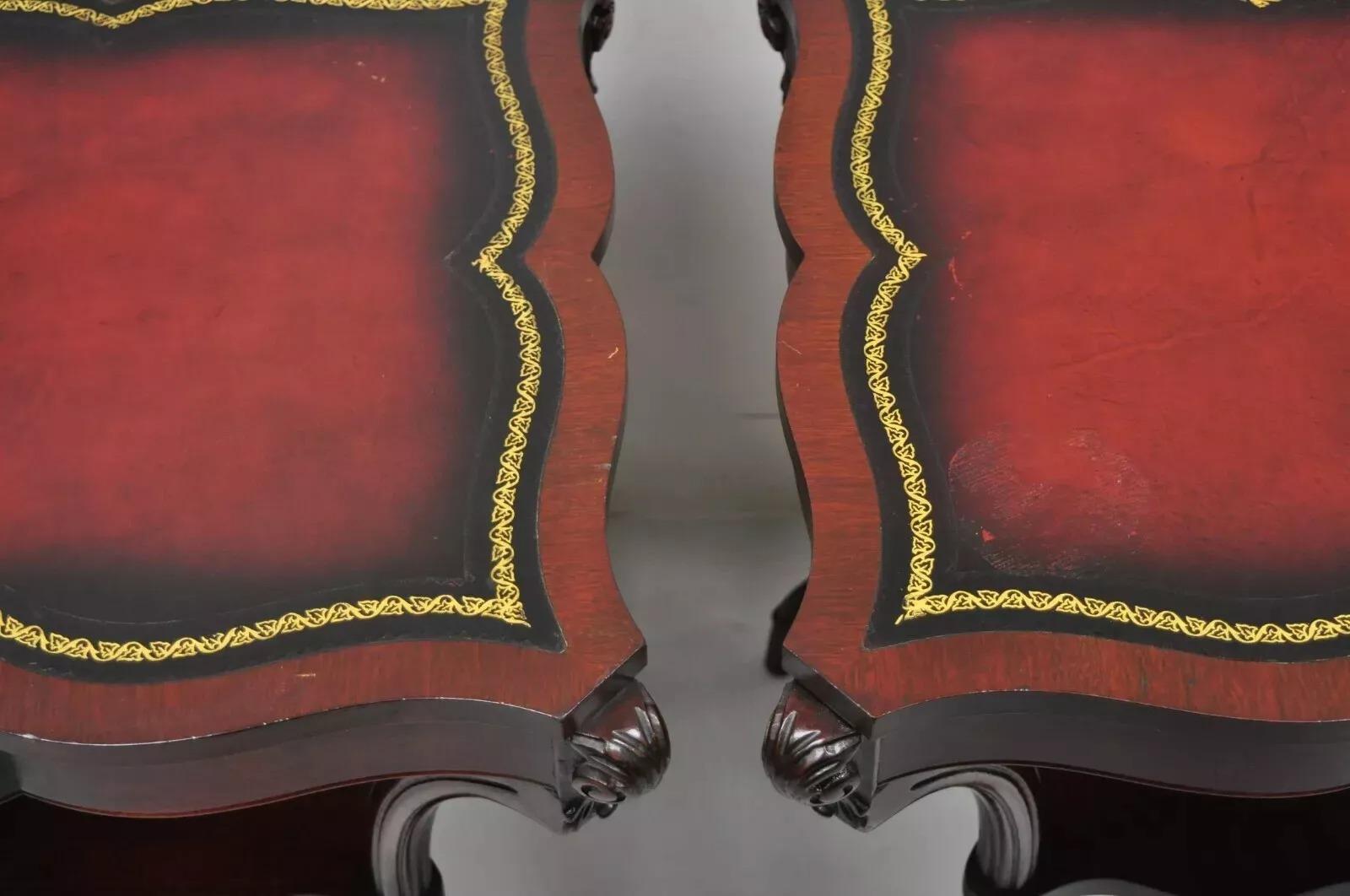 Pareja de mesas auxiliares de caoba con tapa de cuero rojo de estilo regencia francés vintage siglo XX en venta
