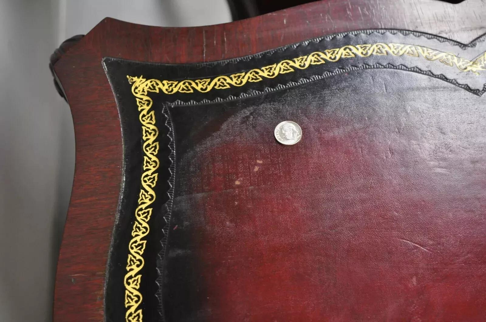 Pareja de mesas auxiliares de caoba con tapa de cuero rojo de estilo regencia francés vintage Cuero en venta