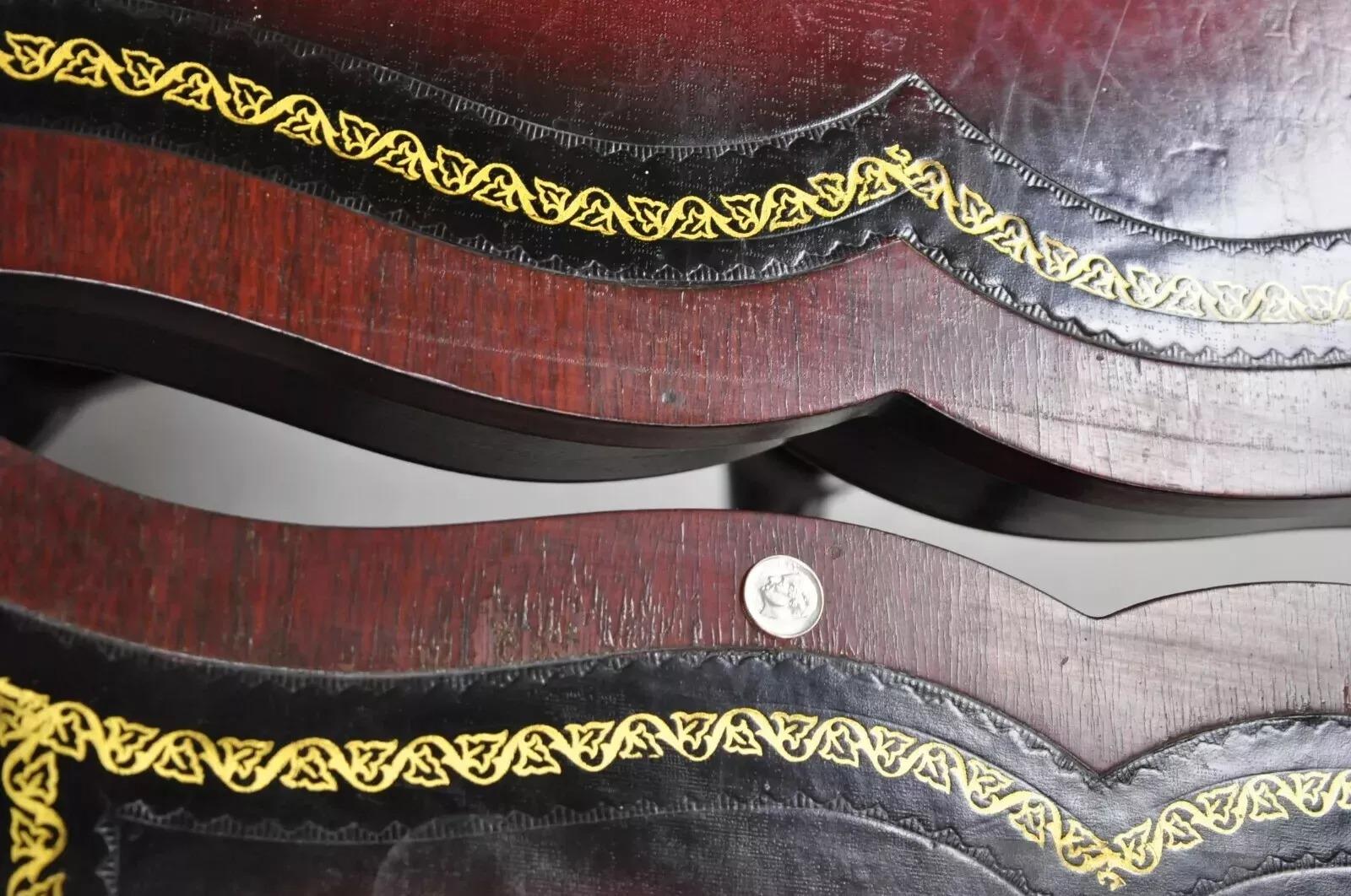 Pareja de mesas auxiliares de caoba con tapa de cuero rojo de estilo regencia francés vintage en venta 2