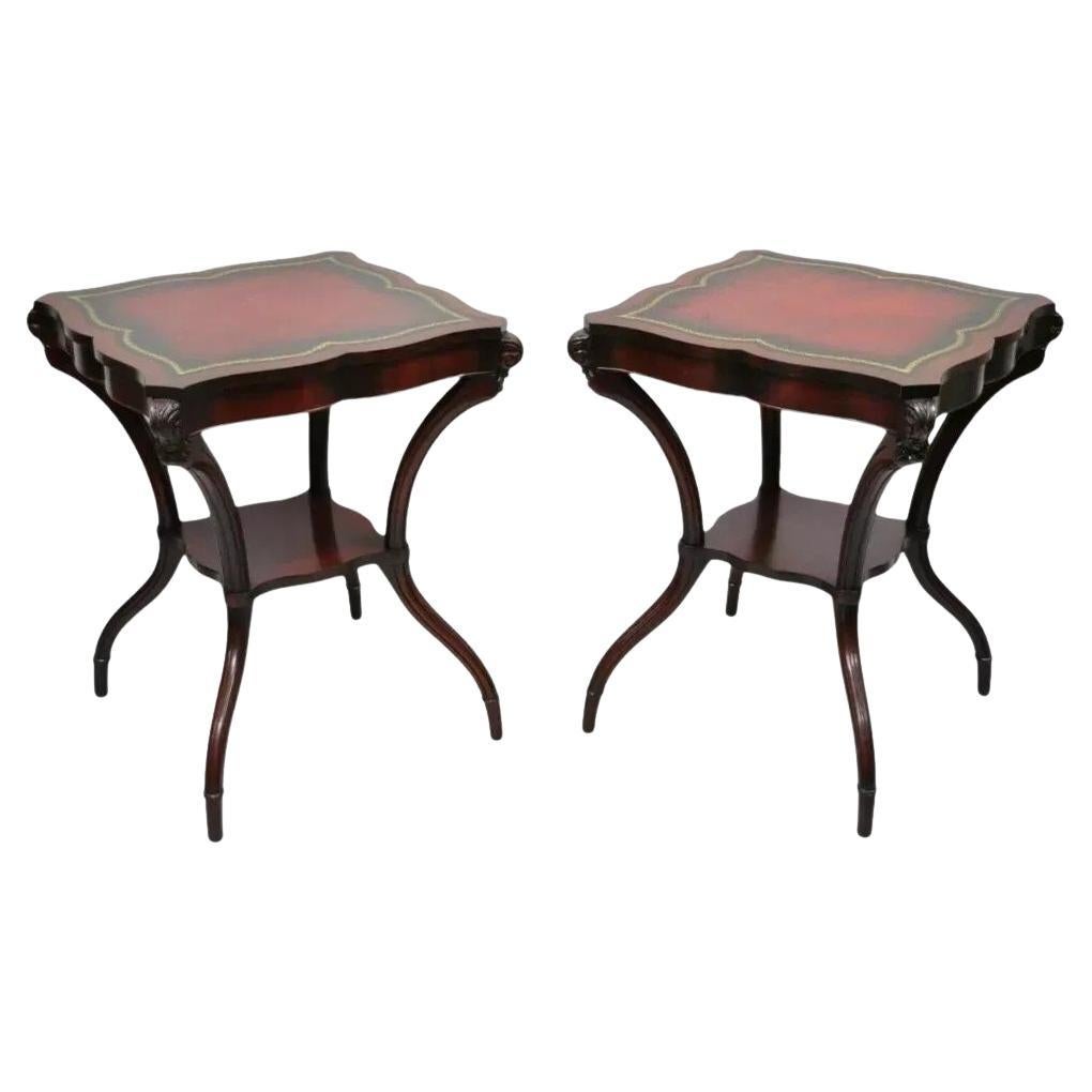 Pareja de mesas auxiliares de caoba con tapa de cuero rojo de estilo regencia francés vintage en venta