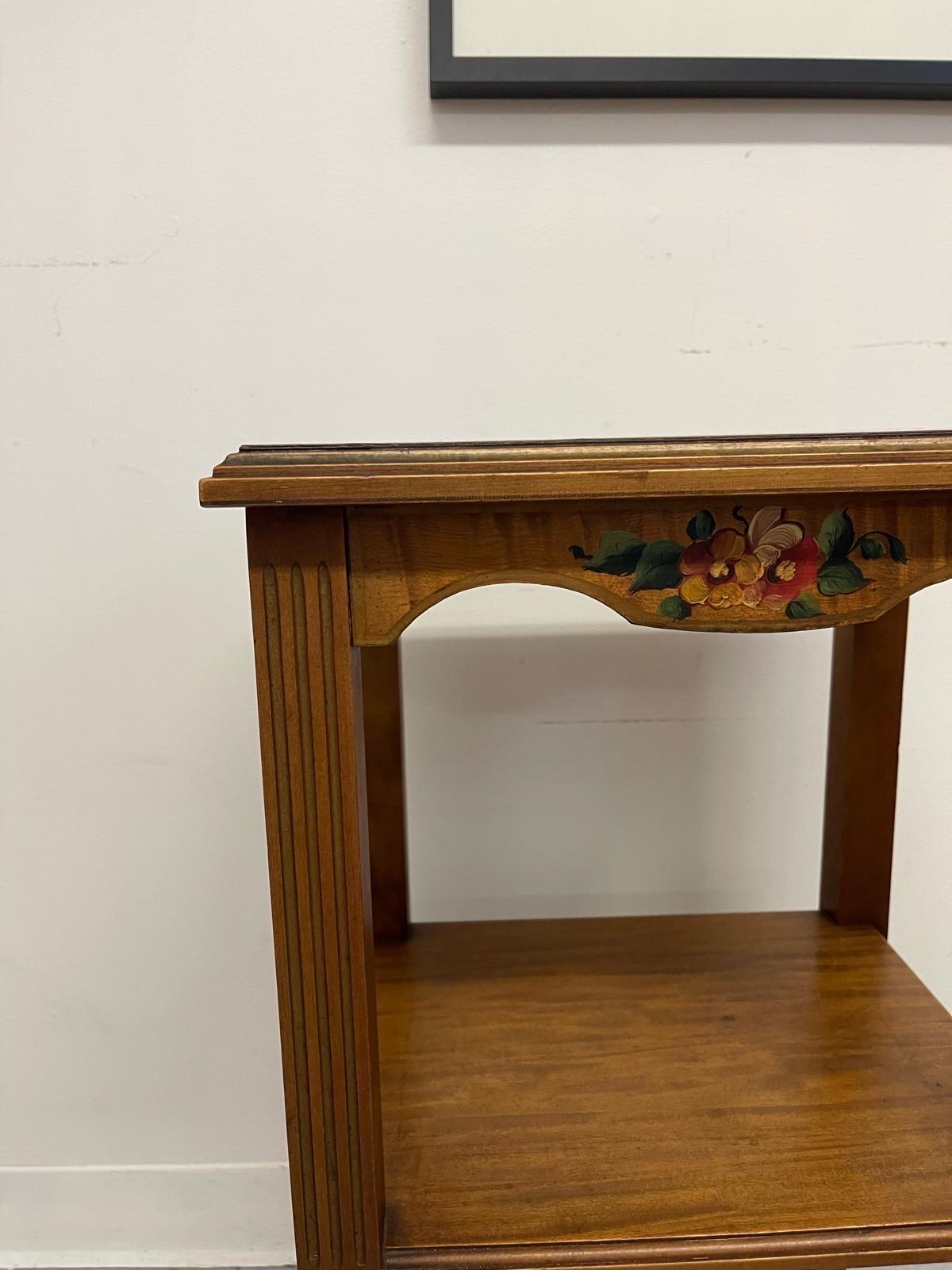 Mid-Century Modern Table d'appoint vintage de style Régence française avec motif peint à la main. en vente