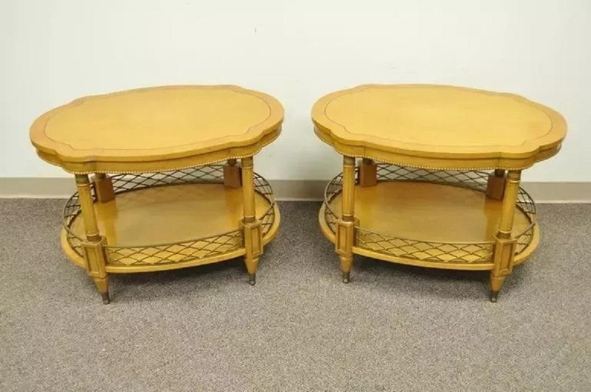 Paire de tables d'appoint à deux niveaux à plateau en forme de tortue, de style Régence française, réalisées sur mesure. Cette pièce présente un plateau en forme de bandeau, une jupe ornée de perles, des supports de colonne cannelés, une galerie