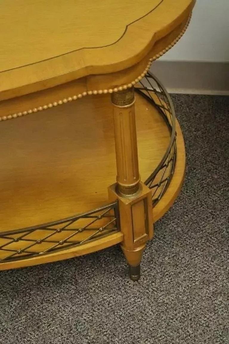 Inconnu Paire de tables d'appoint en bois fruitier à deux niveaux, style Régence française vintage en vente