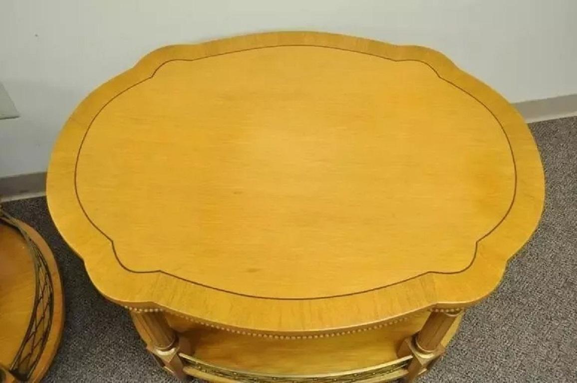 Paire de tables d'appoint en bois fruitier à deux niveaux, style Régence française vintage Bon état - En vente à Philadelphia, PA