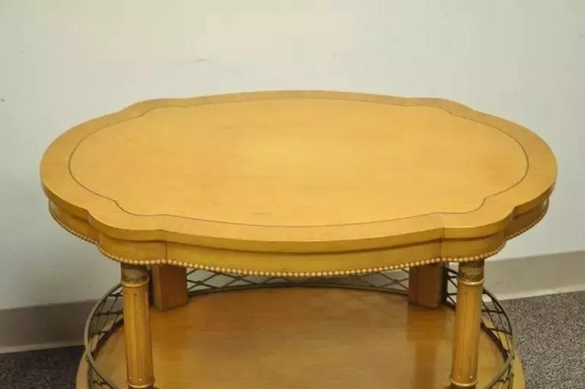 20ième siècle Paire de tables d'appoint en bois fruitier à deux niveaux, style Régence française vintage en vente