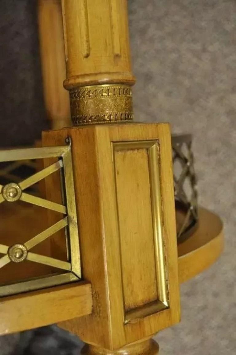 Laiton Paire de tables d'appoint en bois fruitier à deux niveaux, style Régence française vintage en vente
