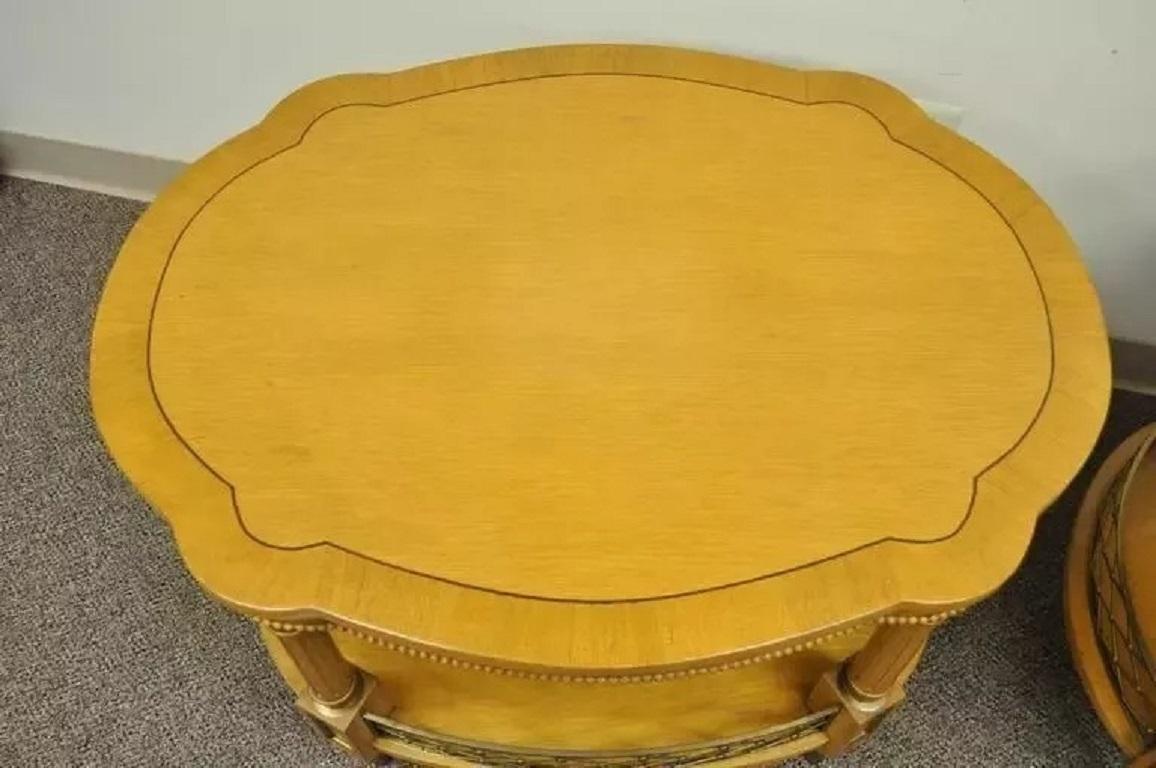 Paire de tables d'appoint en bois fruitier à deux niveaux, style Régence française vintage en vente 1