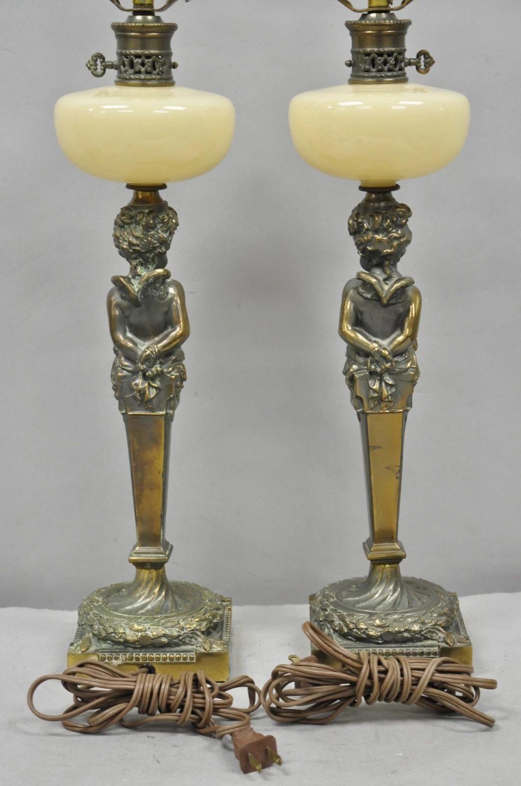 Vintage French Renaissance Brass Cherub Putti Column Cream Glass Table Lamp Pair en vente 6