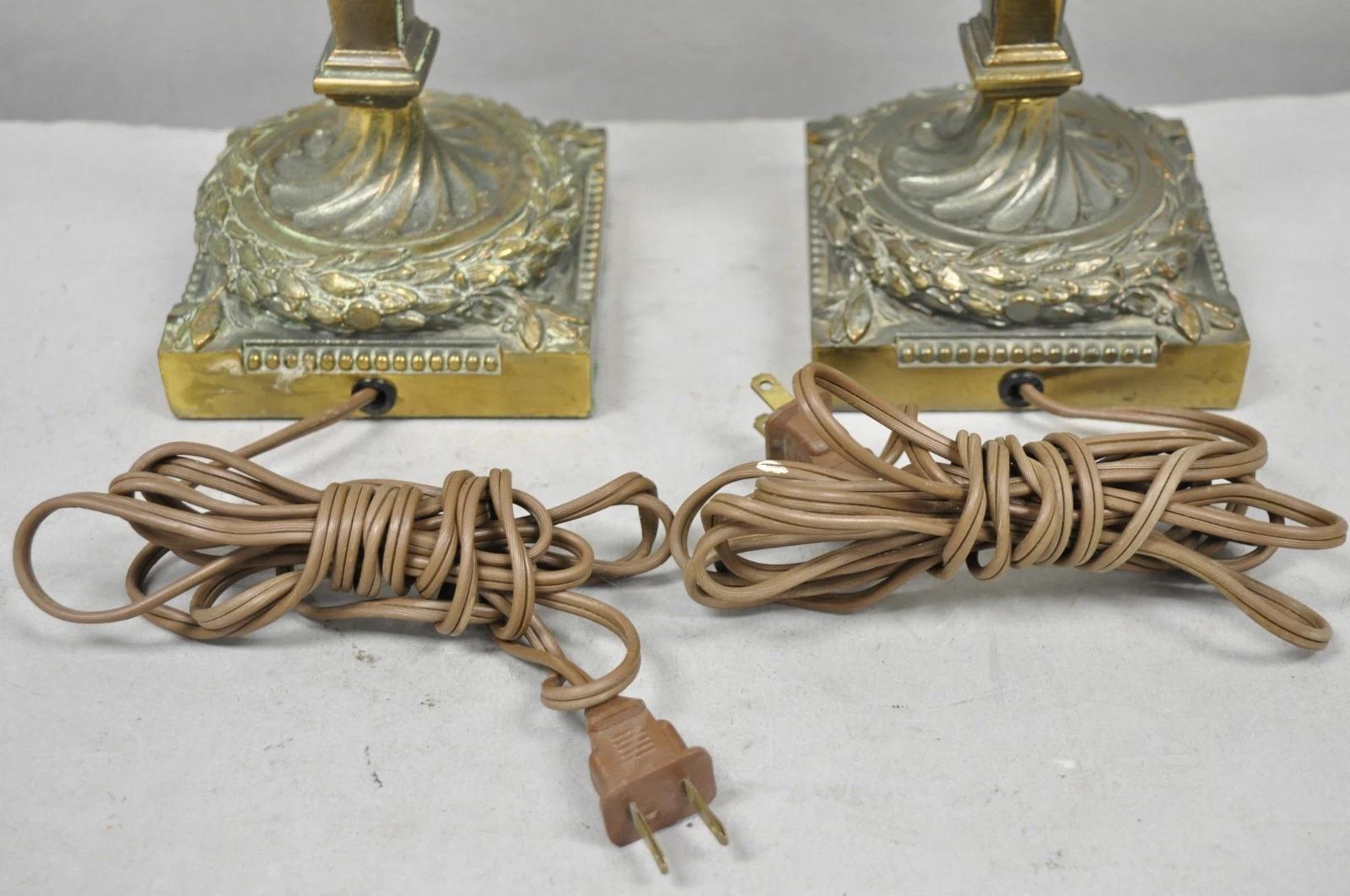 Vintage French Renaissance Brass Cherub Putti Column Cream Glass Table Lamp Pair en vente 8