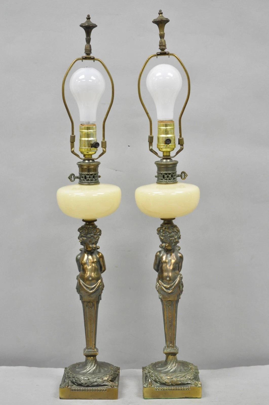 Vintage French Renaissance Brass Cherub Putti Column Cream Glass Table Lamp Pair en vente 9